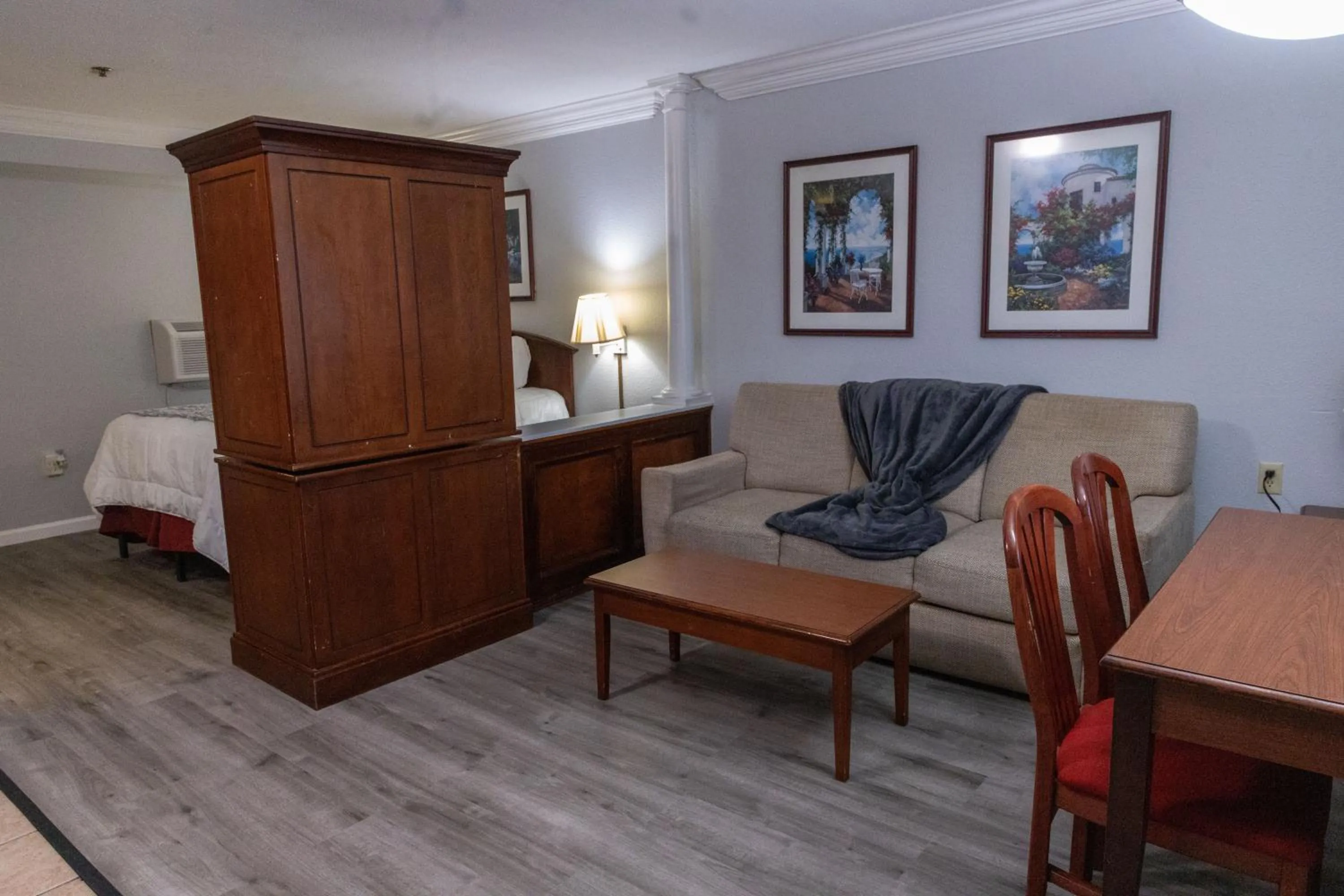 Seating area in Homestead Lodge Apart Hotel