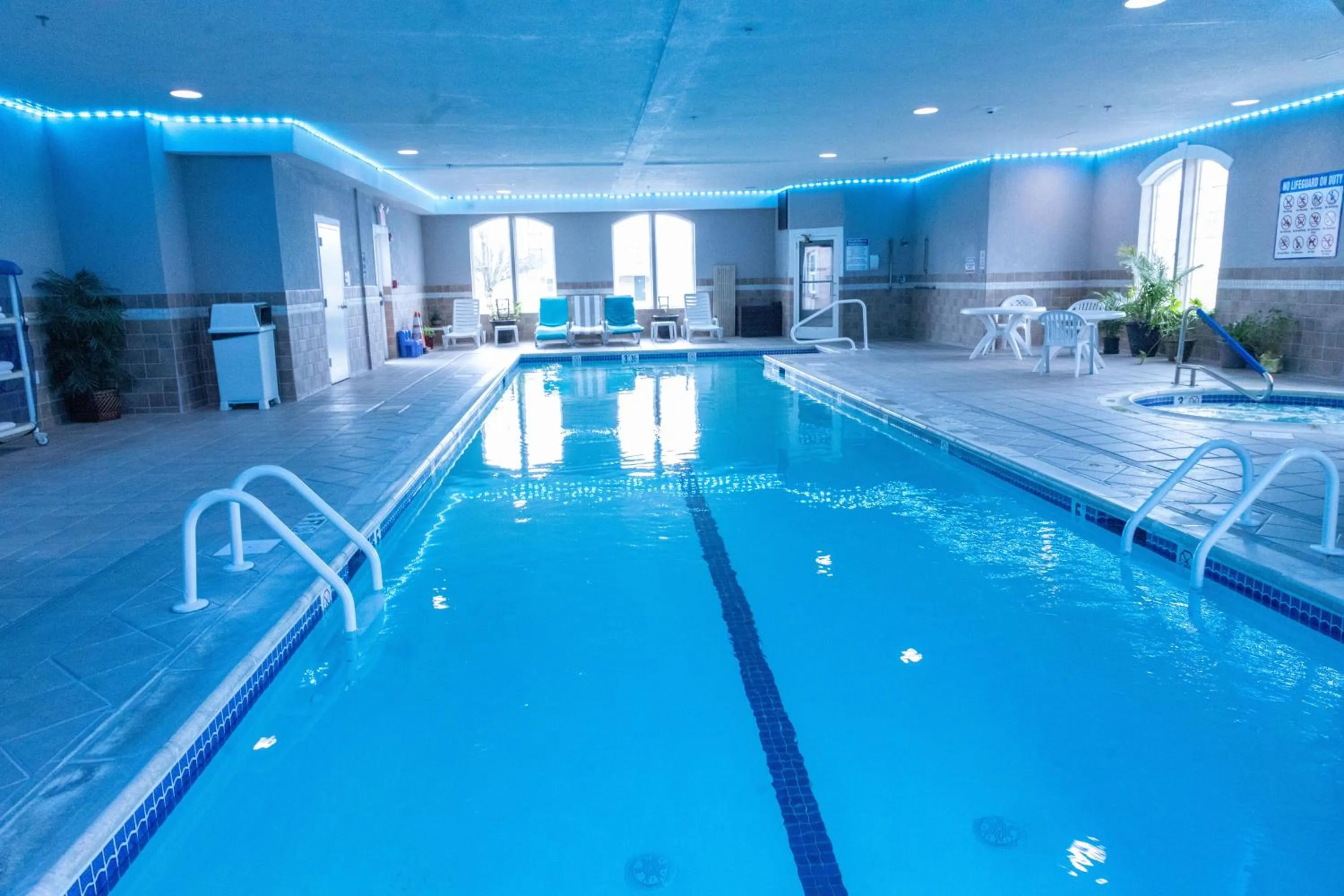 Swimming pool in Homestead Lodge Apart Hotel