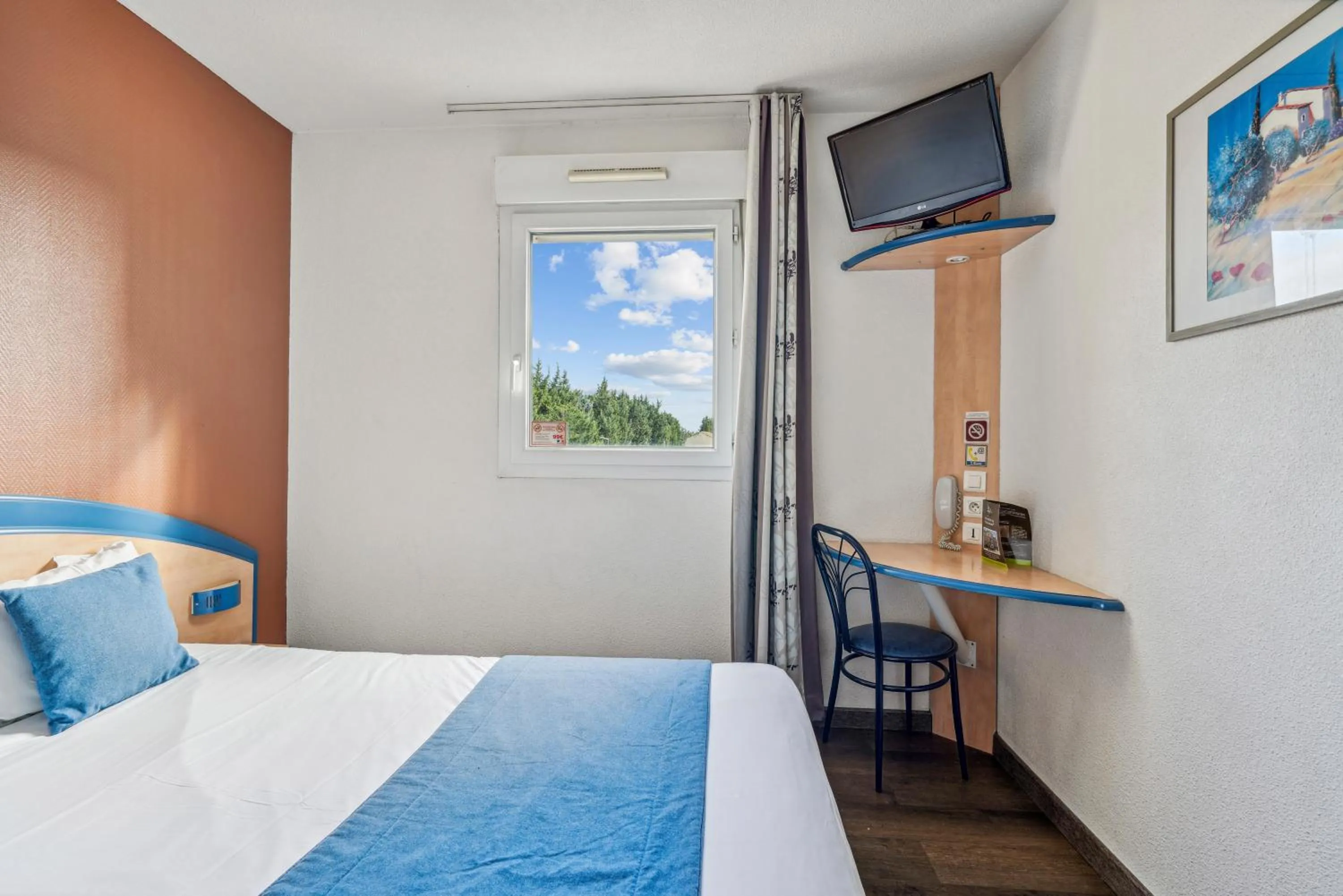 TV and multimedia, Bed in Hôtel AKENA Chateaurenard - Parc des Expositions Avignon