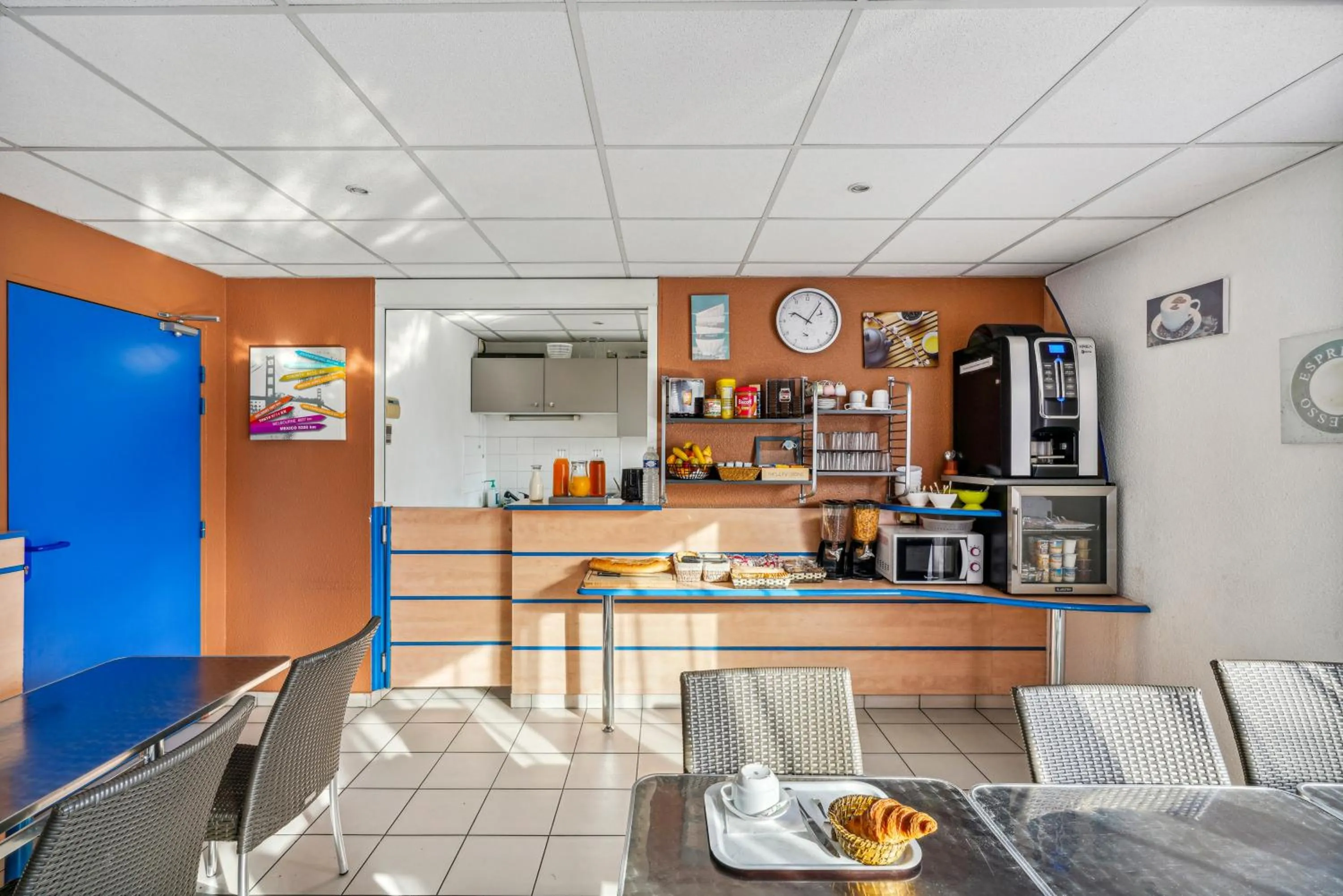 Breakfast in Hôtel AKENA Chateaurenard - Parc des Expositions Avignon