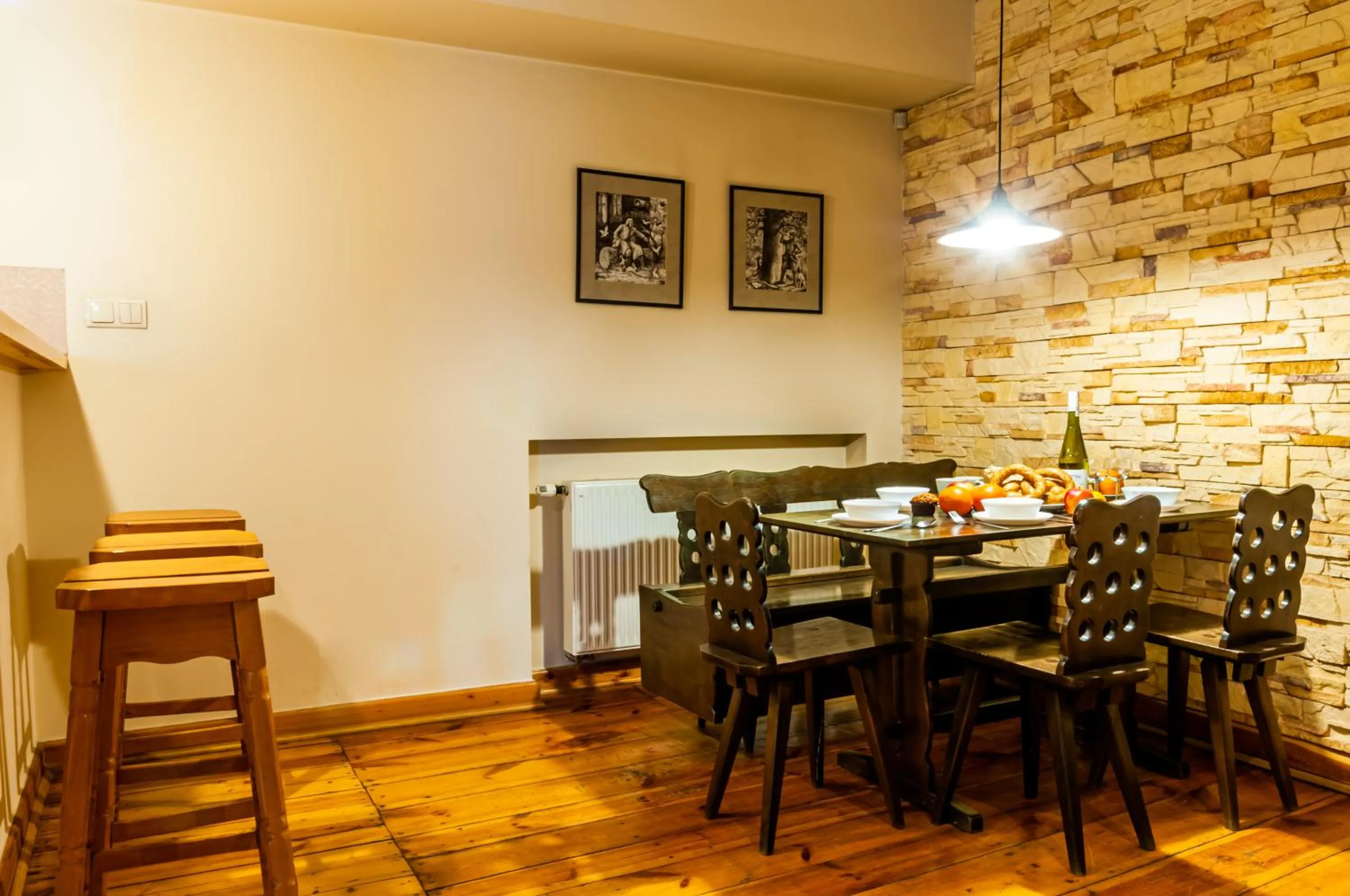 Dining area in Home & Travel Apartments - AC - Parking - City Centre - Manufaktura - OFF Piotrkowska - EC1 - ATLAS Arena - Orientarium - Monopolis