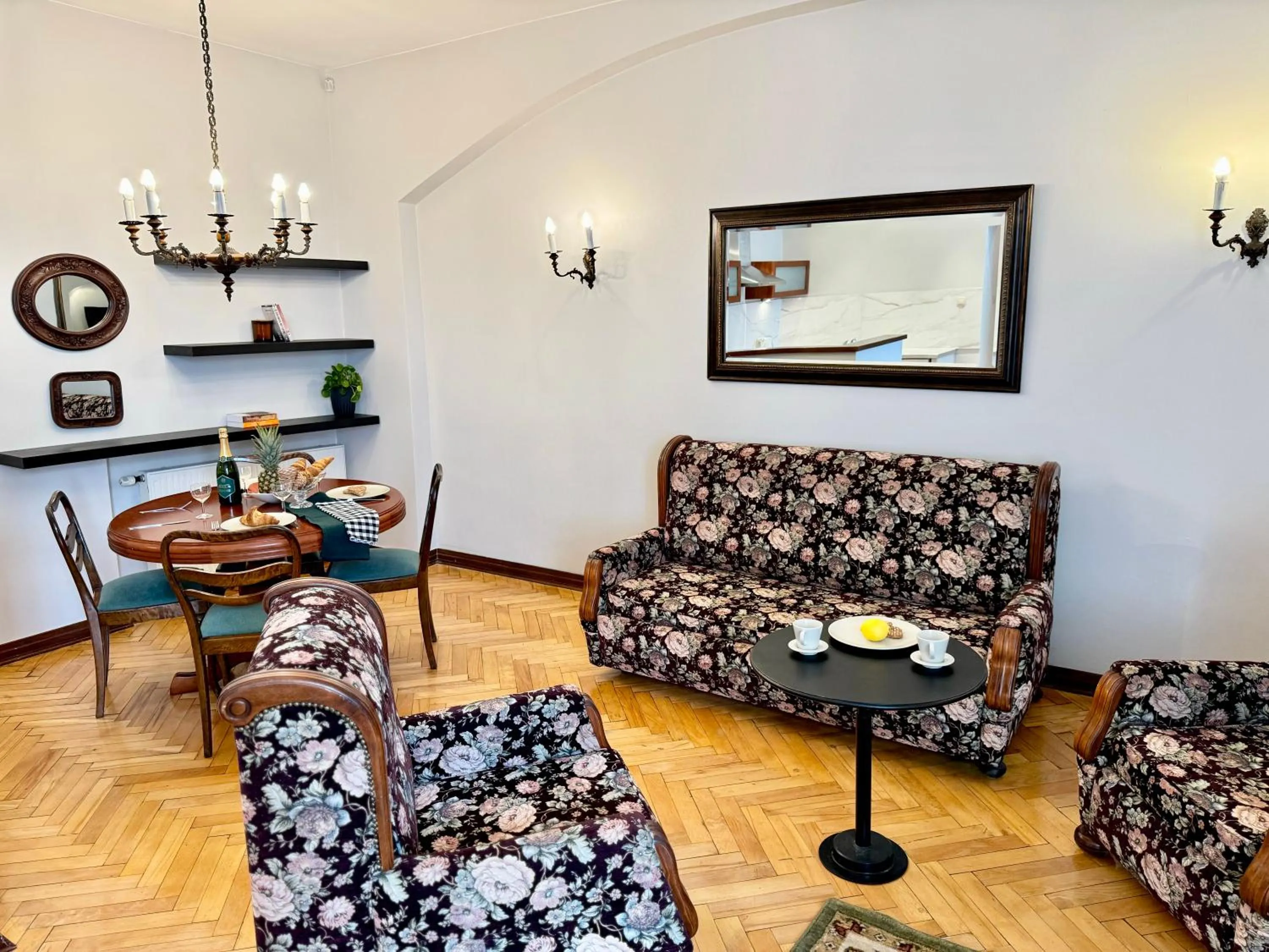 Kitchen or kitchenette in Home & Travel Apartments - AC - Parking - City Centre - Manufaktura - OFF Piotrkowska - EC1 - ATLAS Arena - Orientarium - Monopolis