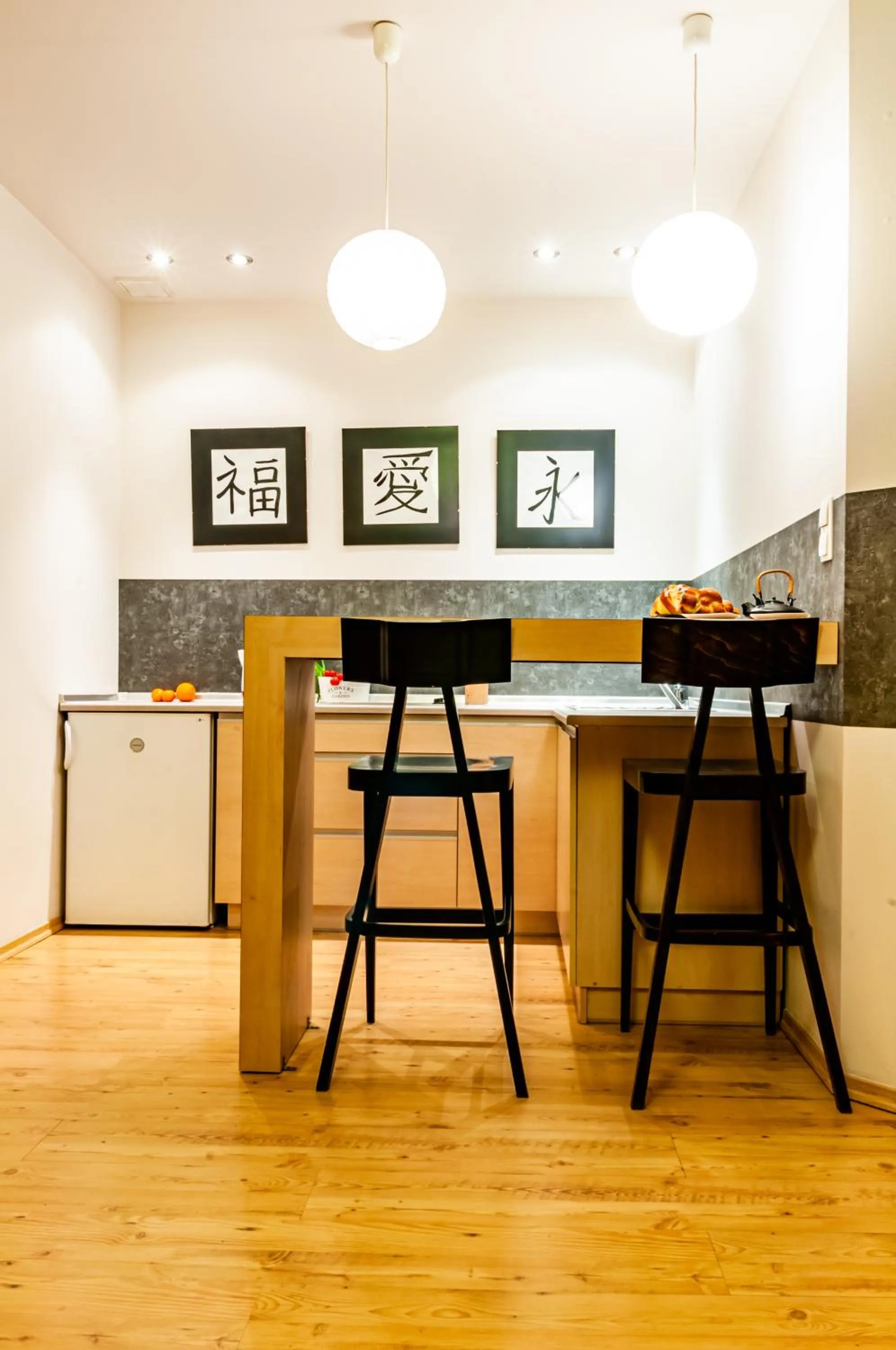 Kitchen or kitchenette in Home & Travel Apartments - AC - Parking - City Centre - Manufaktura - OFF Piotrkowska - EC1 - ATLAS Arena - Orientarium - Monopolis