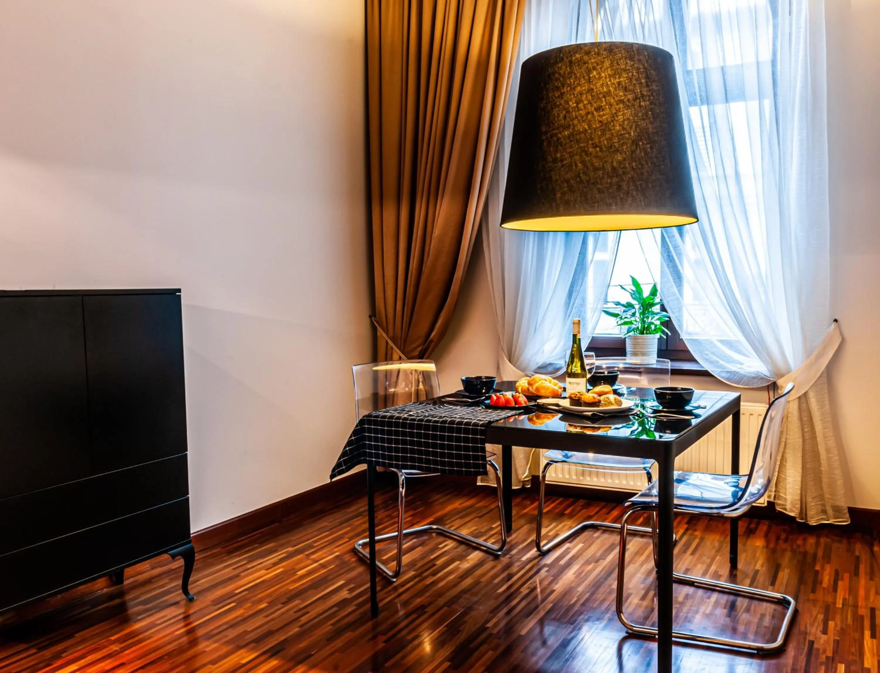 Dining area in Home & Travel Apartments - AC - Parking - City Centre - Manufaktura - OFF Piotrkowska - EC1 - ATLAS Arena - Orientarium - Monopolis