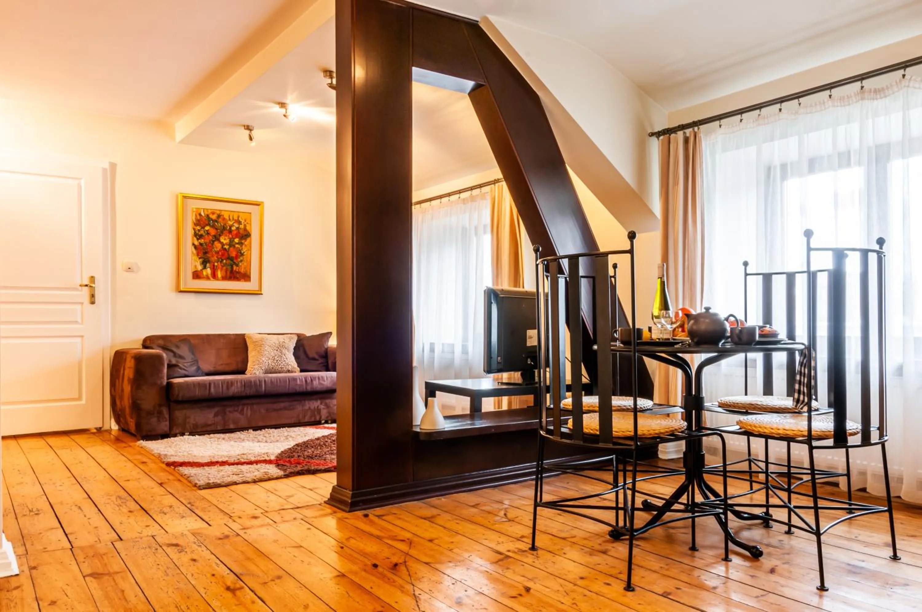 Seating area in Home & Travel Apartments - AC - Parking - City Centre - Manufaktura - OFF Piotrkowska - EC1 - ATLAS Arena - Orientarium - Monopolis