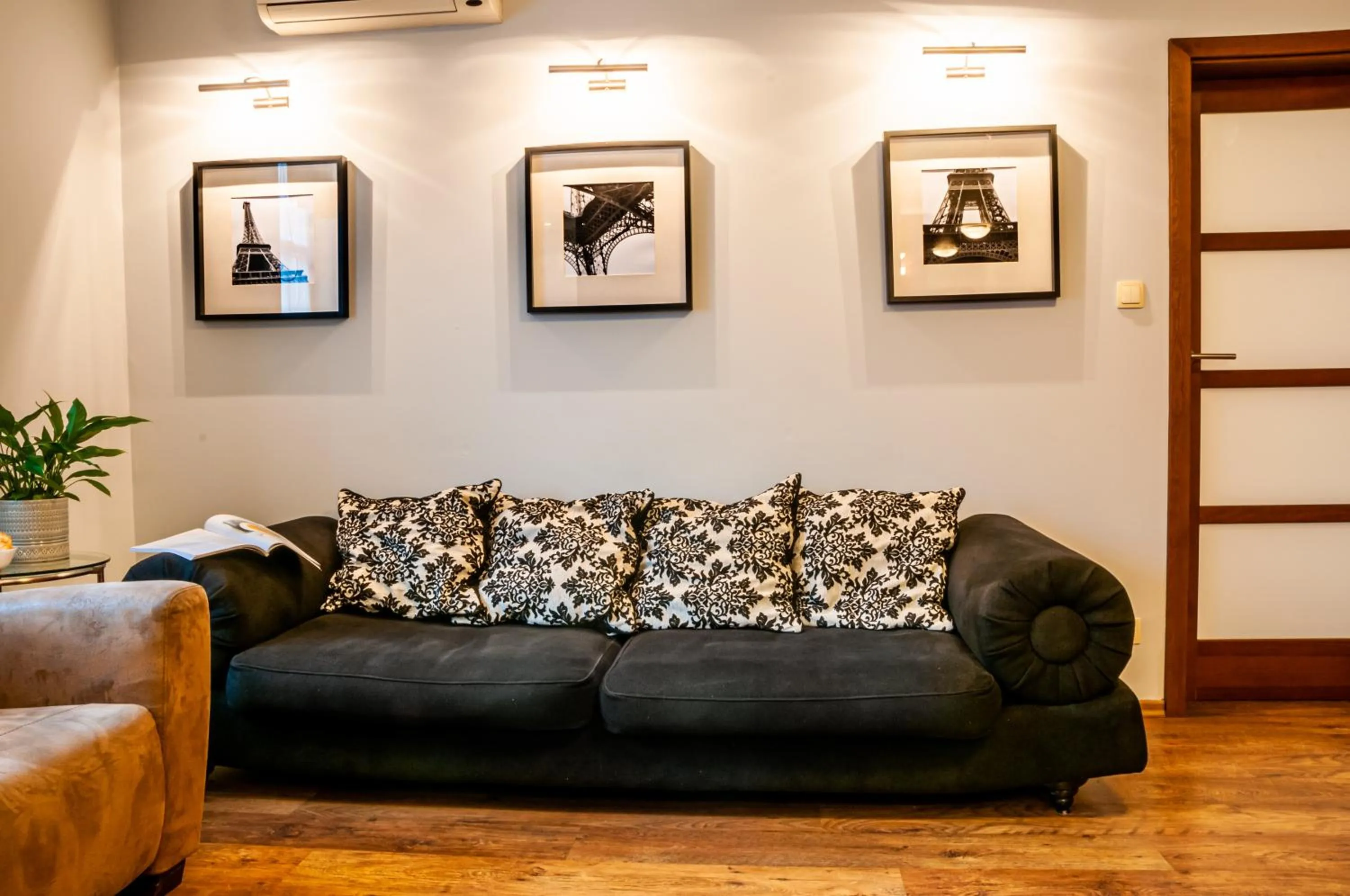 Living room in Home & Travel Apartments - AC - Parking - City Centre - Manufaktura - OFF Piotrkowska - EC1 - ATLAS Arena - Orientarium - Monopolis