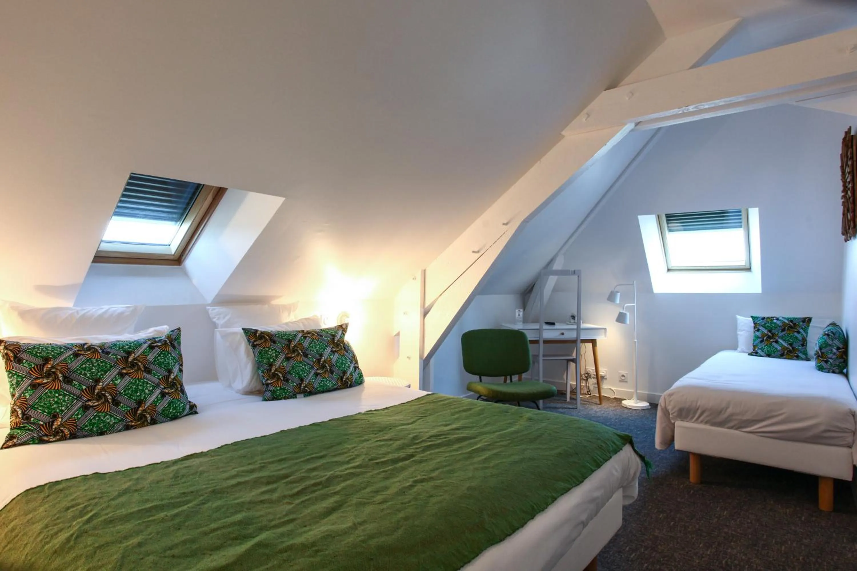 Bedroom, Bed in Hôtel Le Collonges TV connecté wifi Netflix