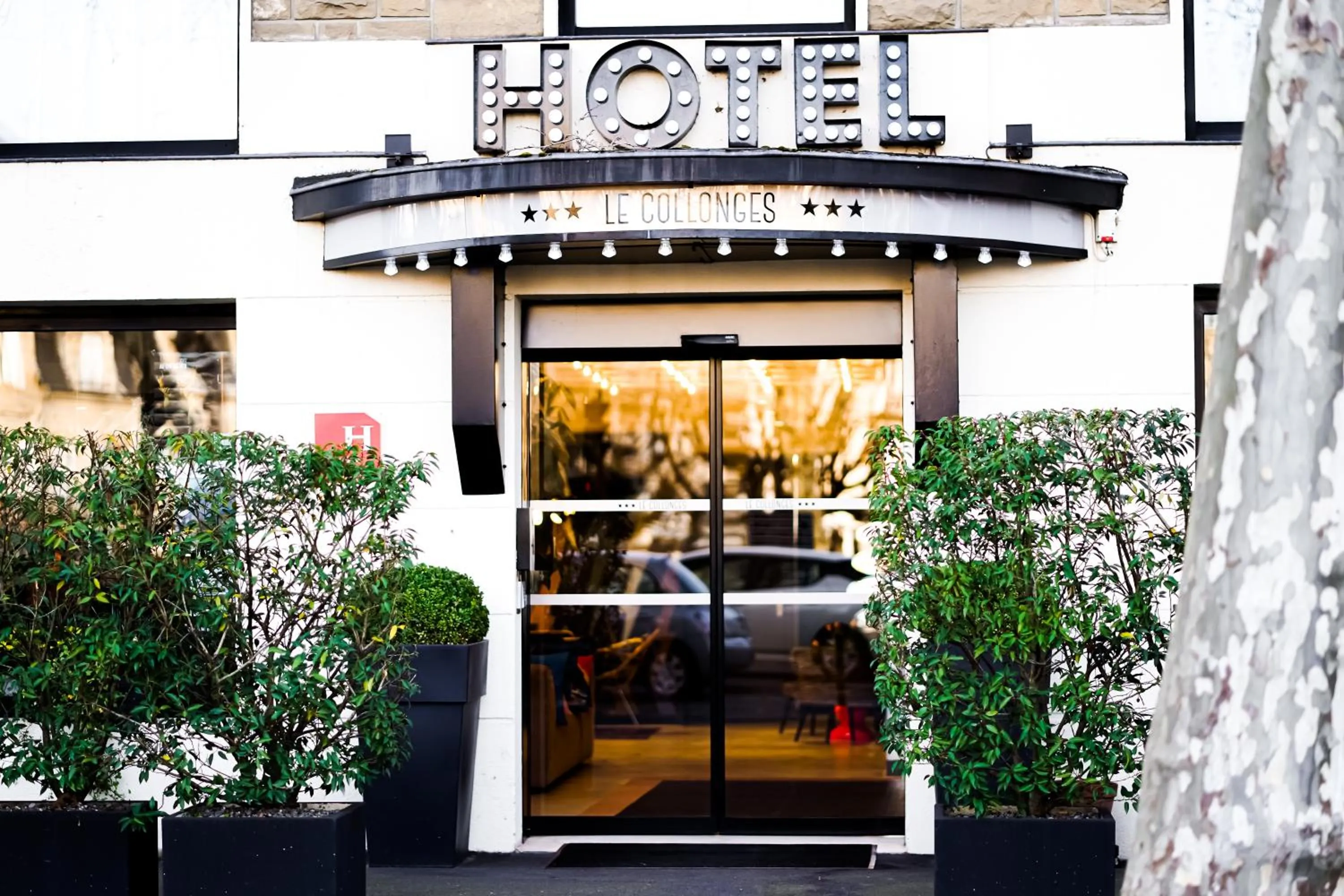 Property building in Hôtel Le Collonges TV connecté wifi Netflix