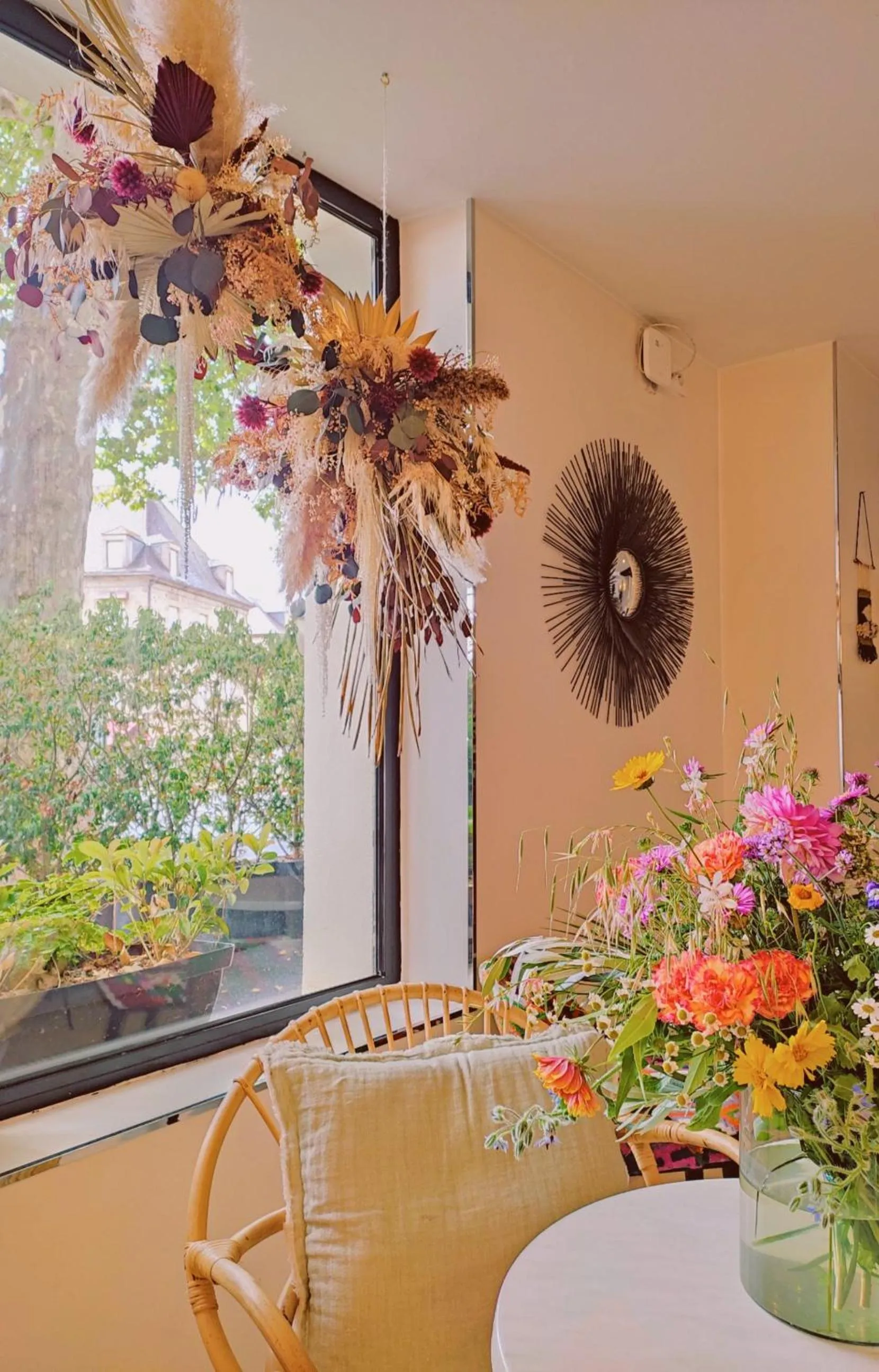 Patio in Hôtel Le Collonges TV connecté wifi Netflix