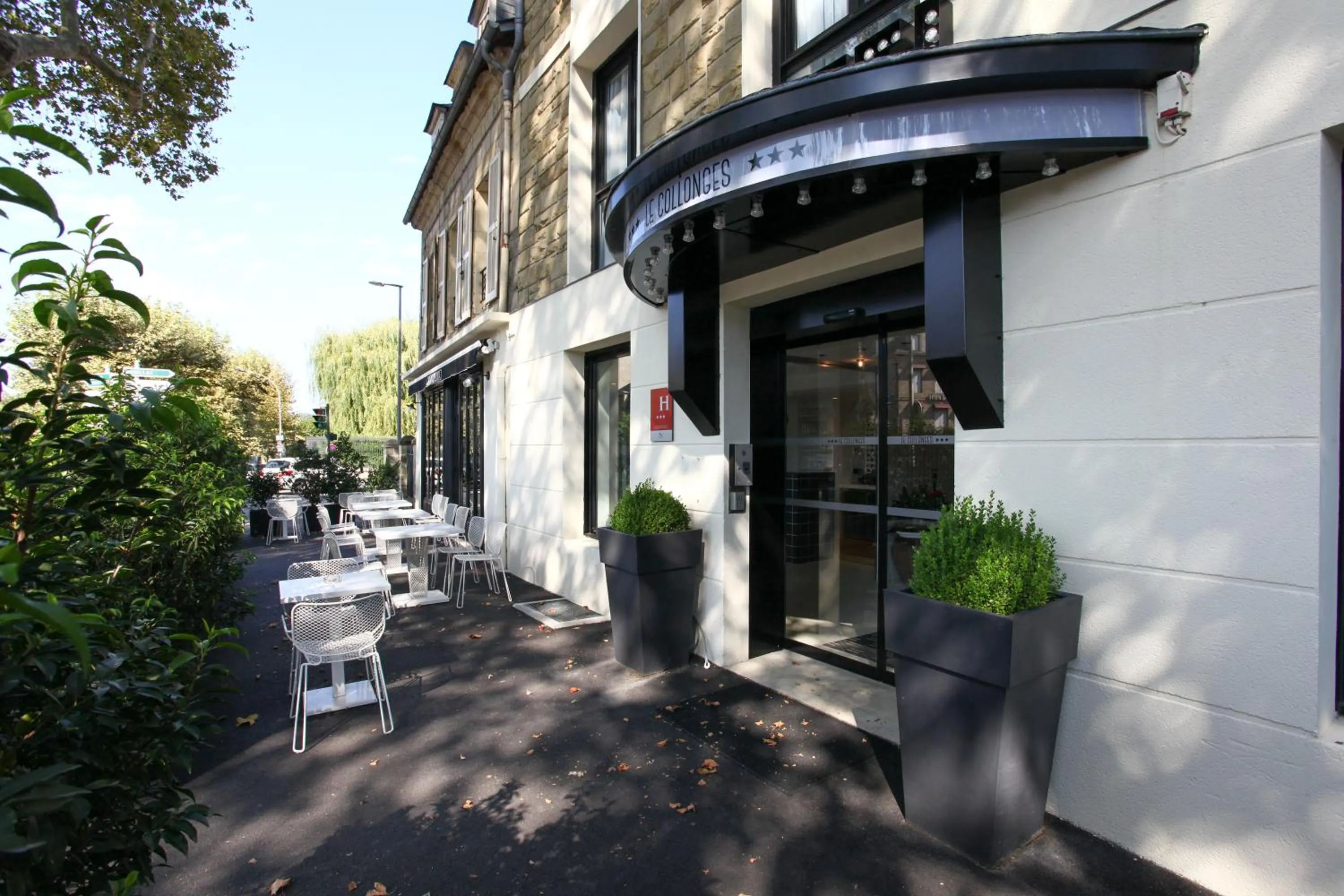 Patio in Hôtel Le Collonges TV connecté wifi Netflix