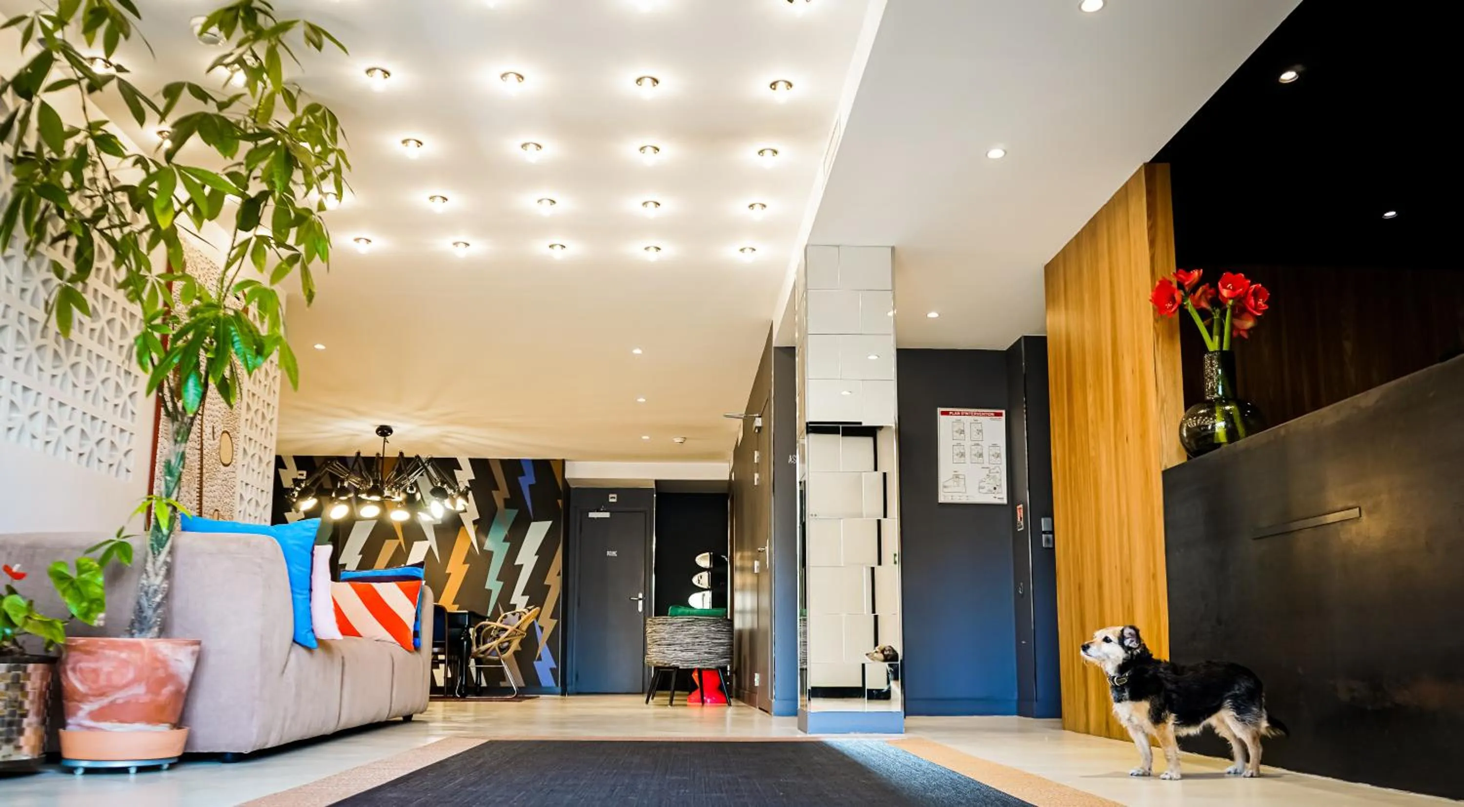 Lobby or reception in Hôtel Le Collonges TV connecté wifi Netflix