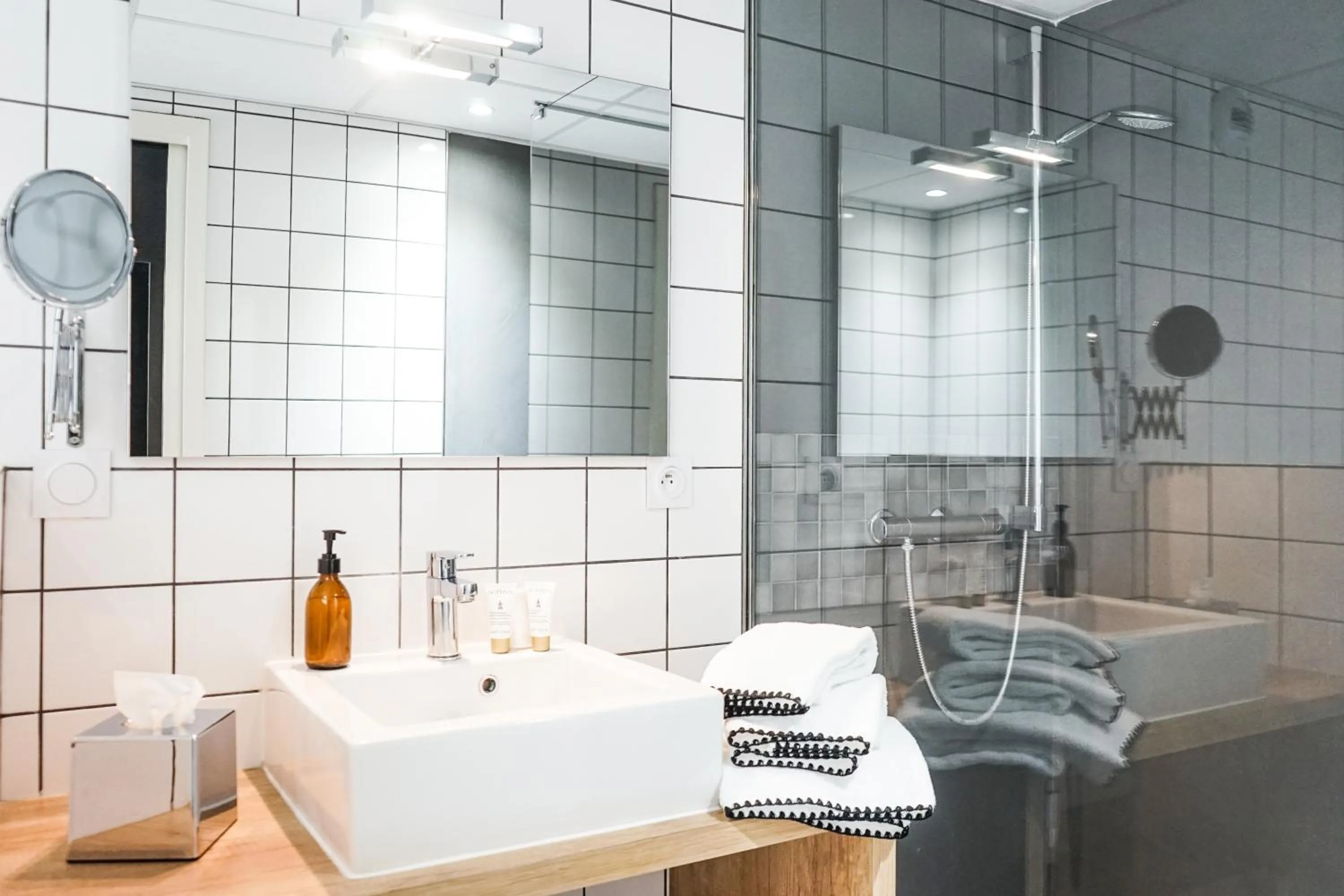 Bathroom in Hôtel Le Collonges TV connecté wifi Netflix