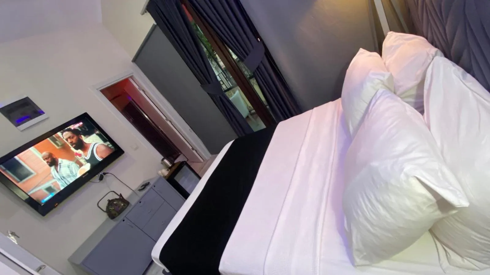 Photo of the whole room, Bed in Chez Bore