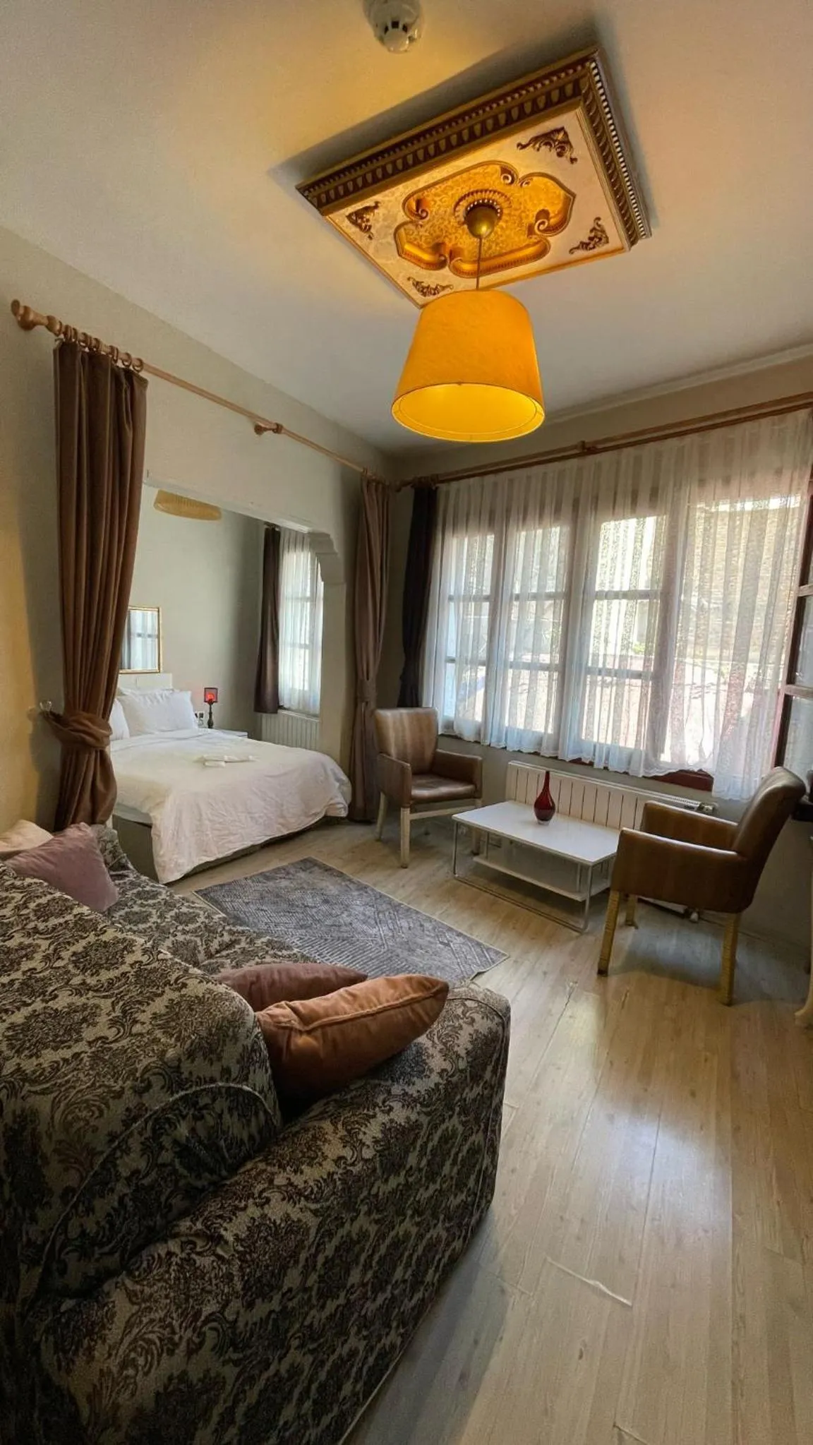 Photo of the whole room, Bed in Chez Bore