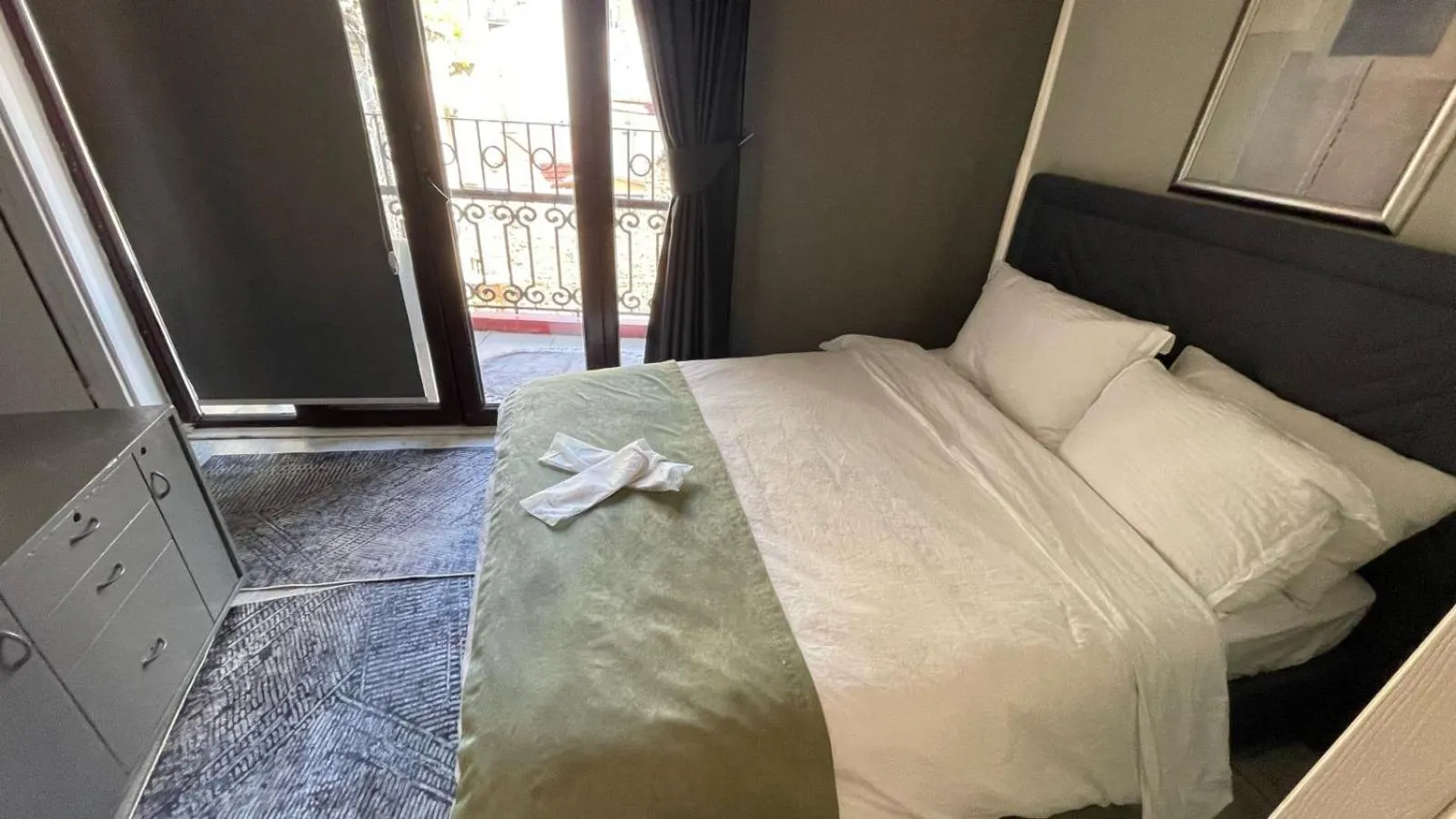 Photo of the whole room, Bed in Chez Bore