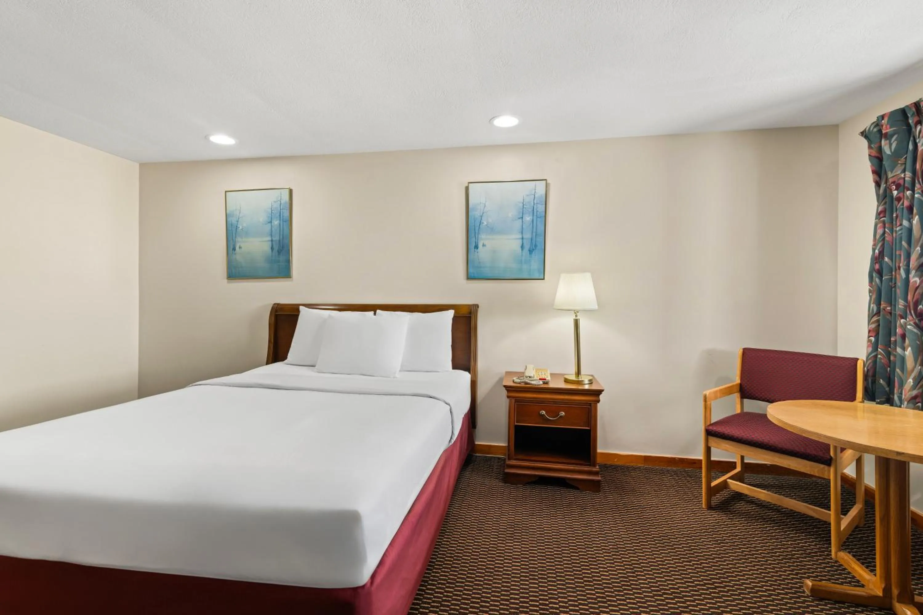 Seating area, Bed in Americas Best Value Inn Biddeford