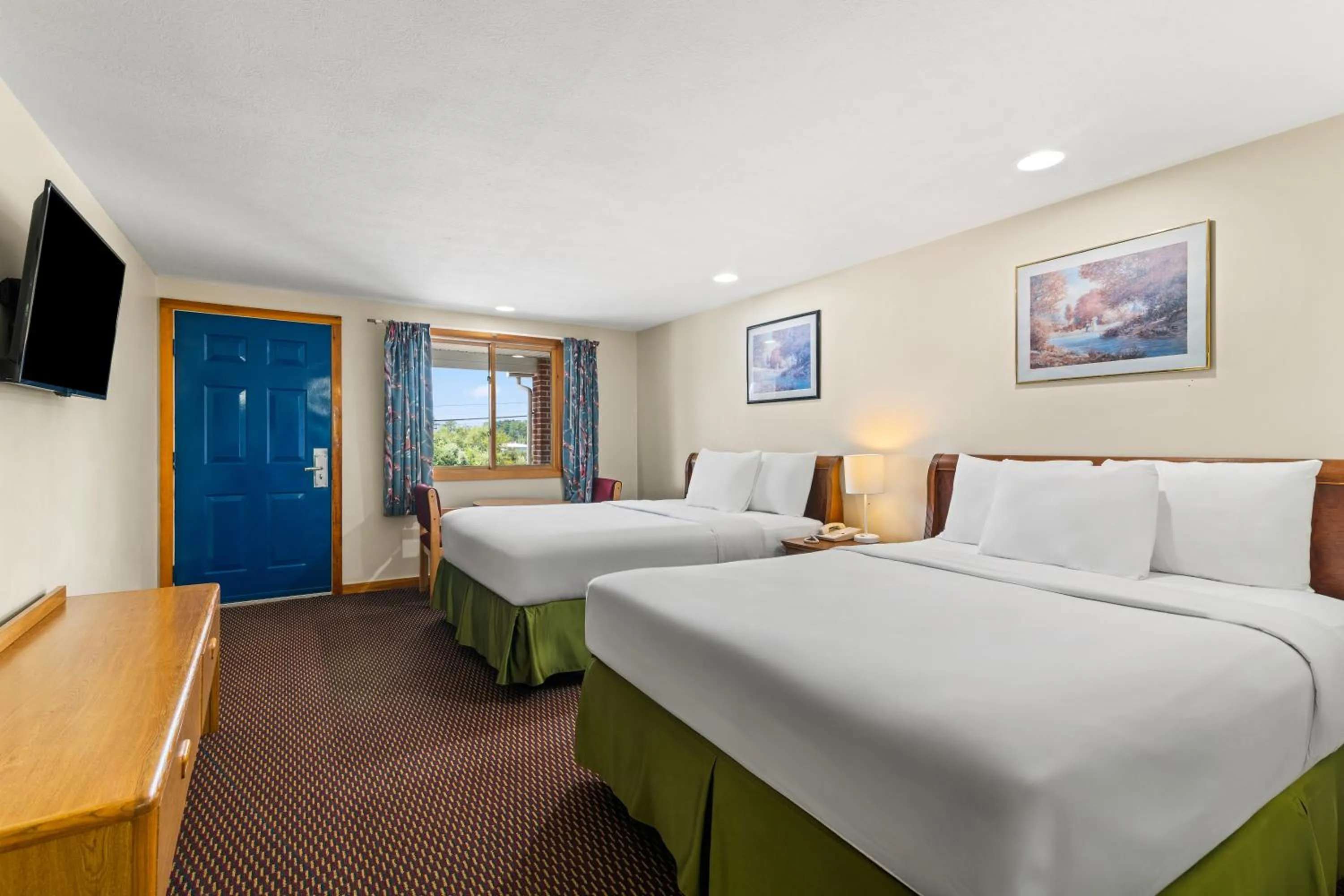 Bed in Americas Best Value Inn Biddeford