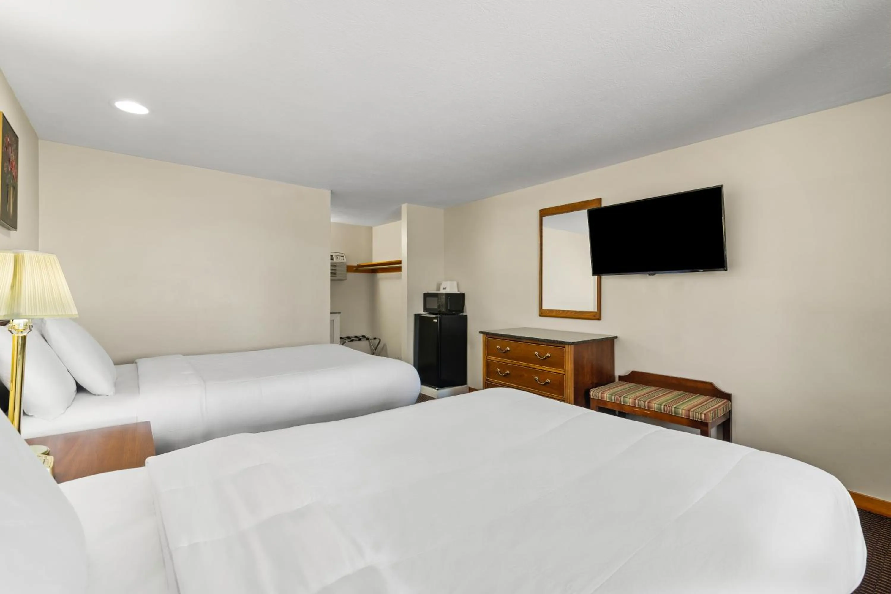 TV and multimedia, Bed in Americas Best Value Inn Biddeford