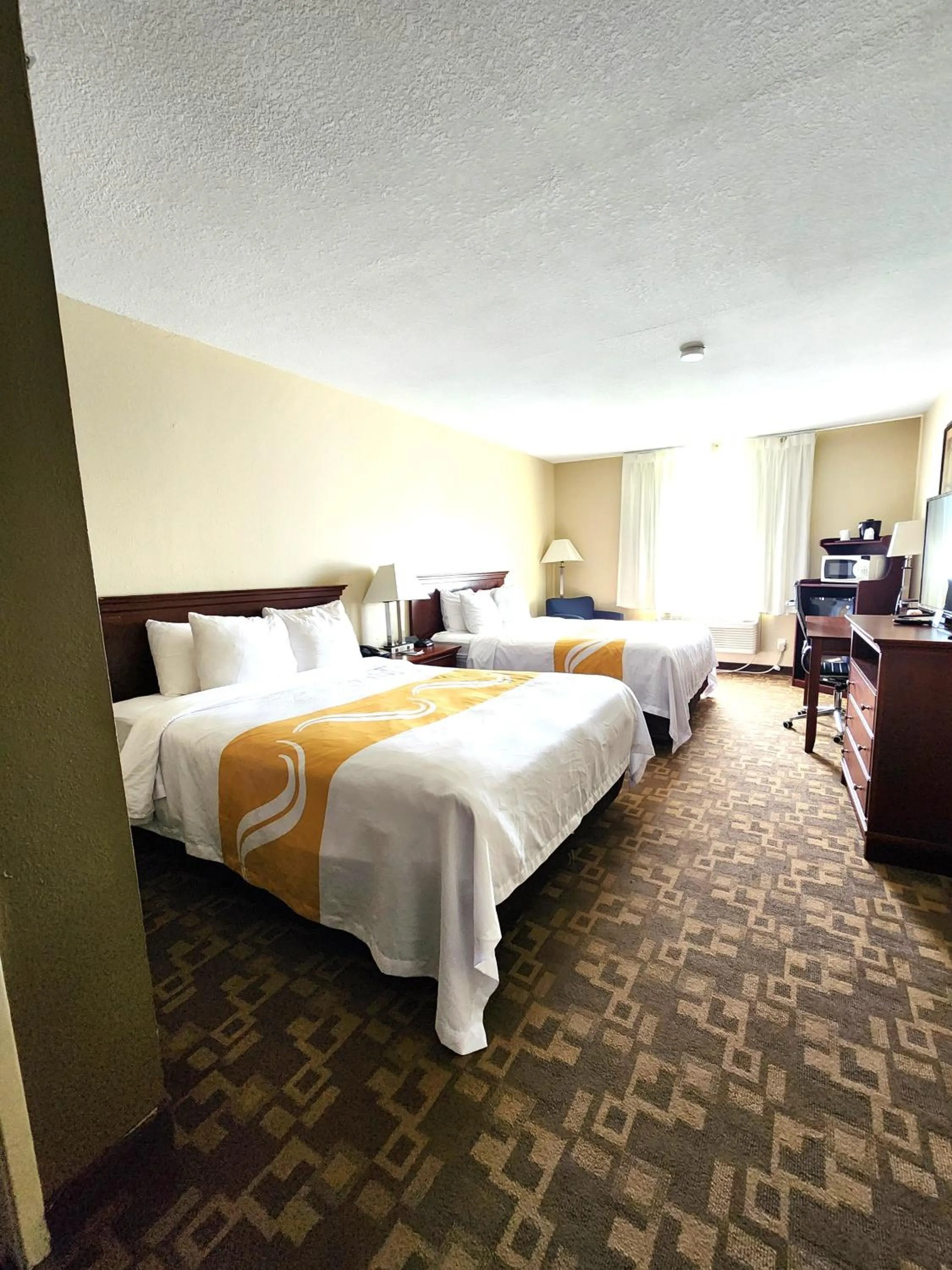 Bedroom, Bed in Quality Inn I-70 at Wanamaker