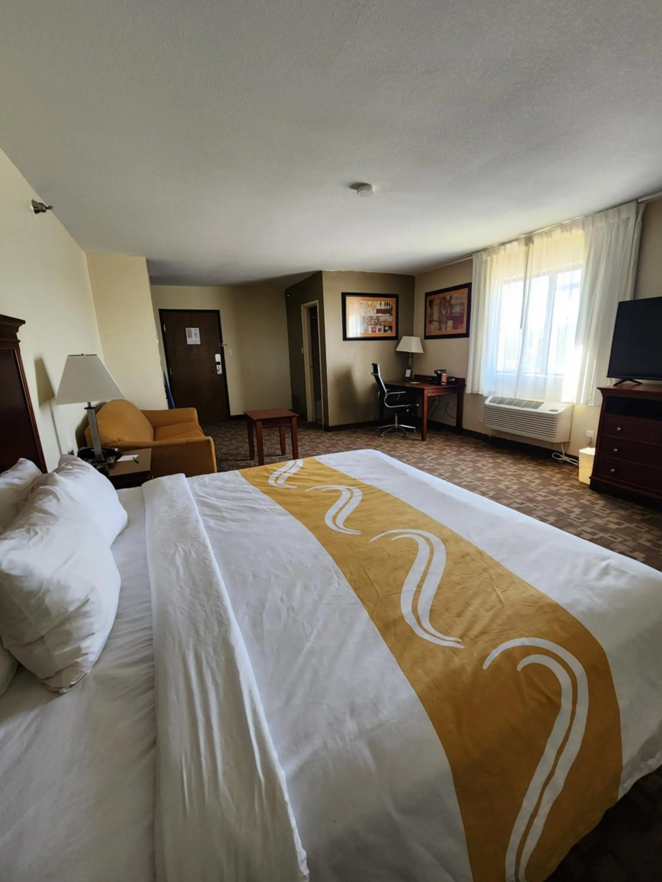 Bedroom, Bed in Quality Inn I-70 at Wanamaker