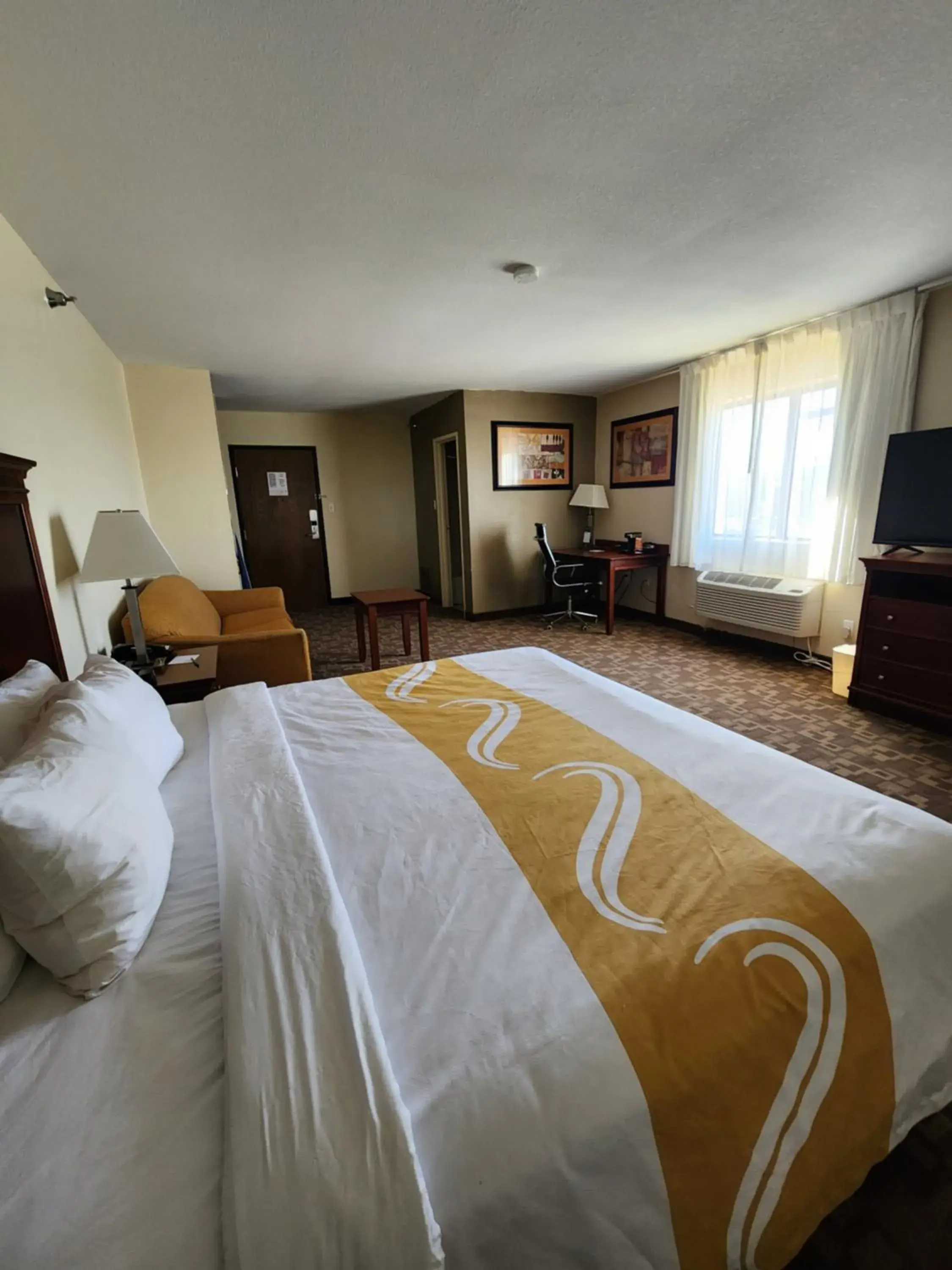 Business Room - Non-Smoking in Quality Inn I-70 at Wanamaker Business Room - Non-Smoking in Quality Inn I-70 at Wanamaker