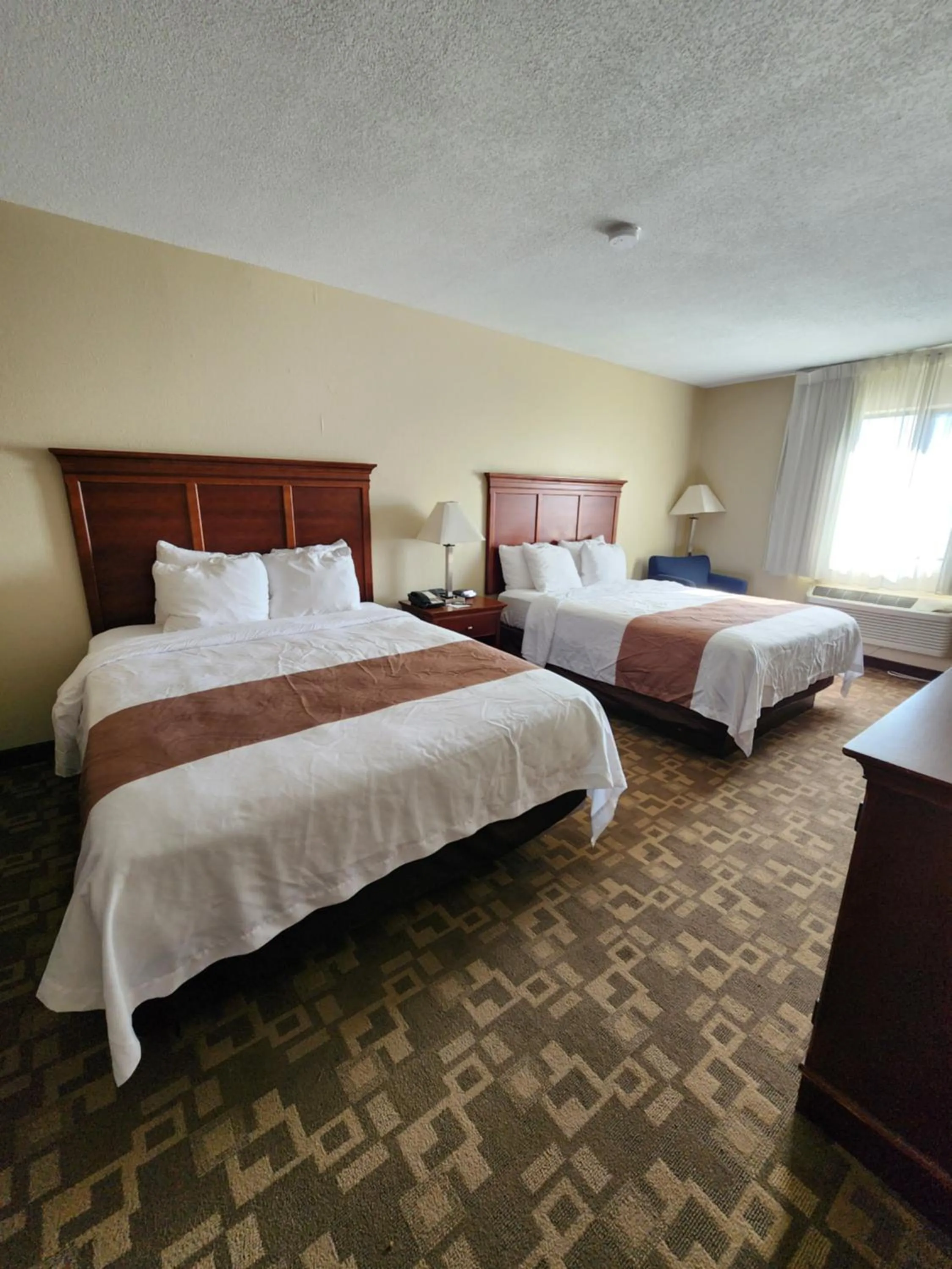 Bedroom, Bed in Quality Inn I-70 at Wanamaker