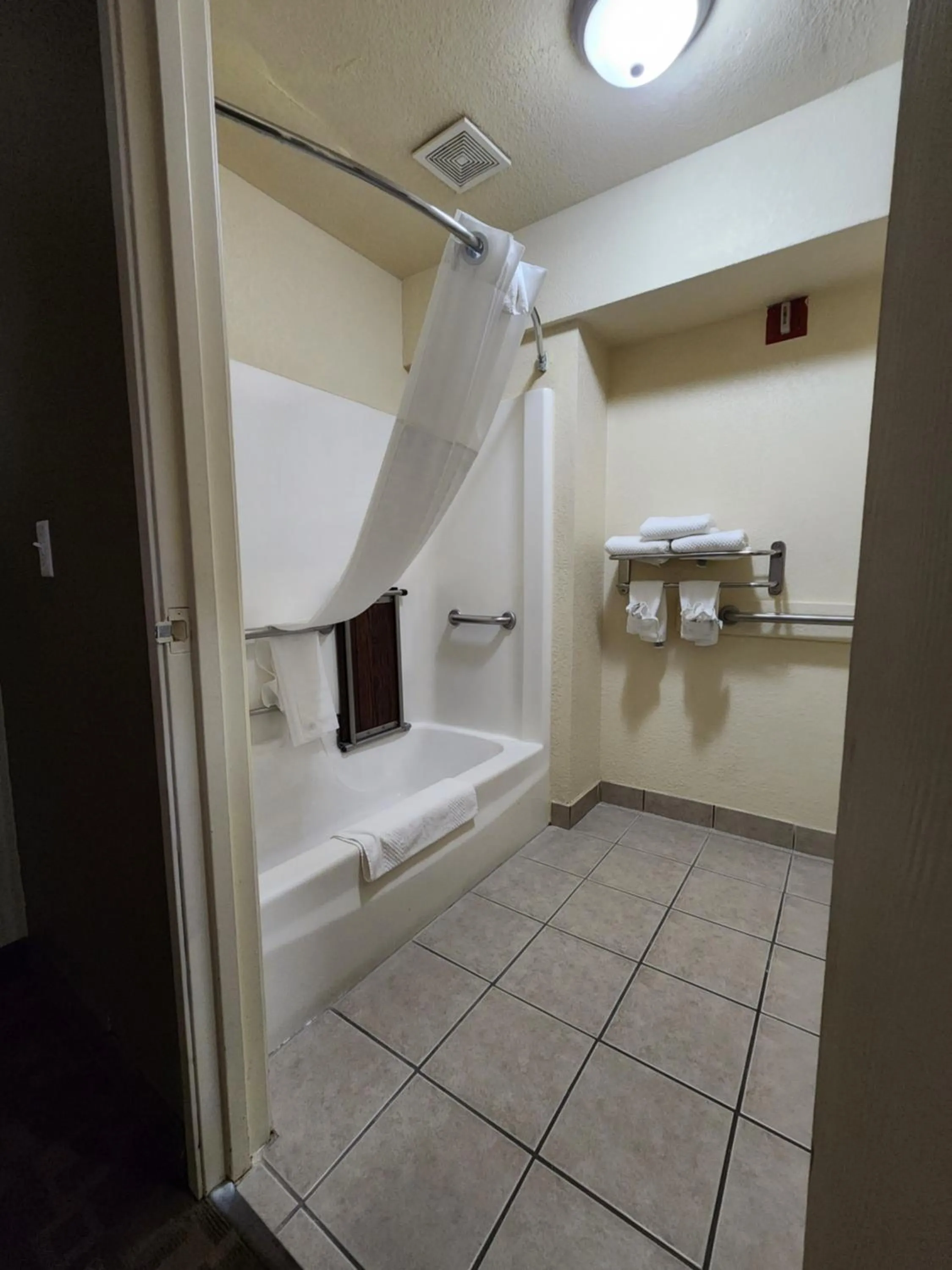 Bath in Quality Inn I-70 at Wanamaker