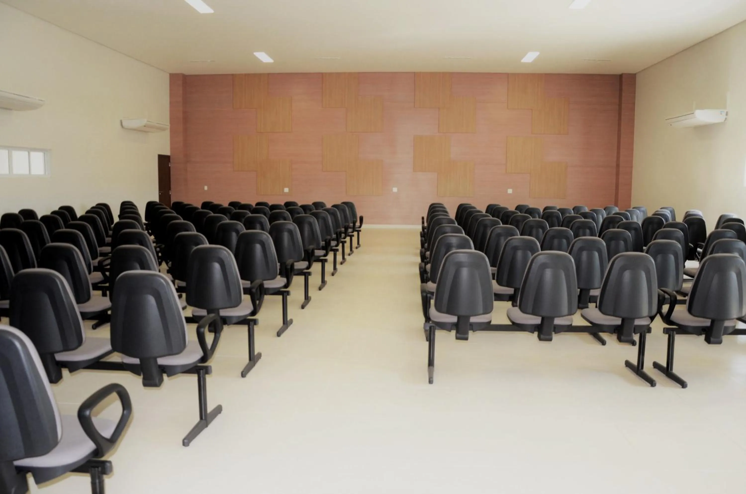 Business facilities in Bristol Aline Alagoas