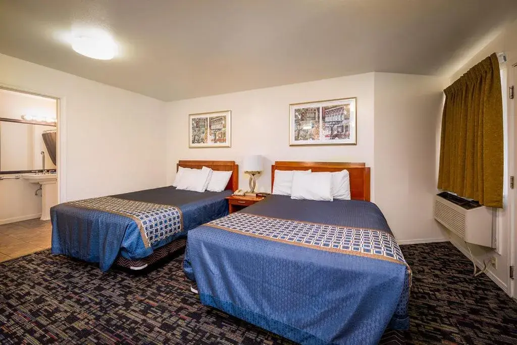 Queen Room with Two Queen Beds in Riverview Lodge Queen Room with Two Queen Beds in Riverview Lodge