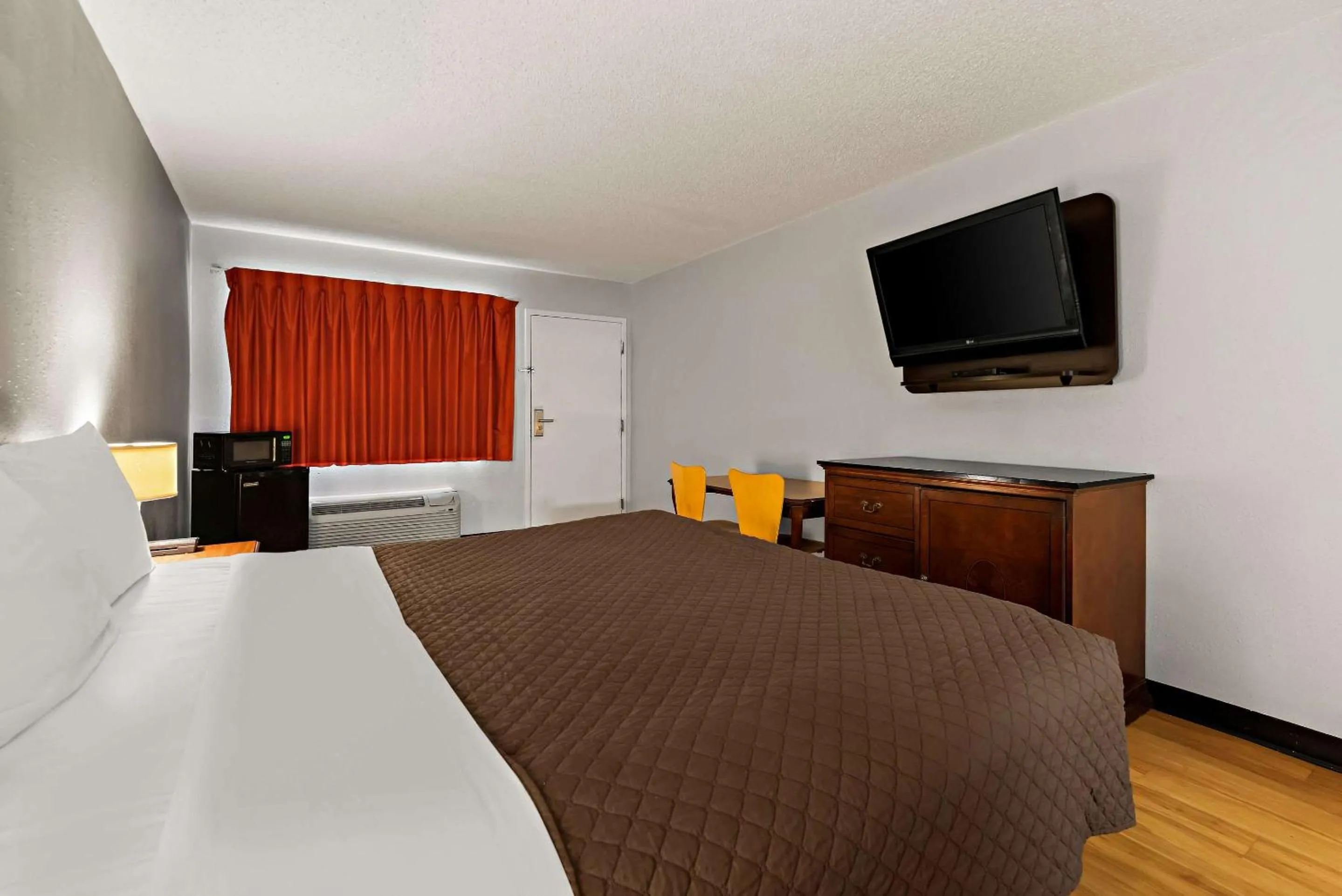 Bedroom, Bed in Rodeway Inn Brooklawn