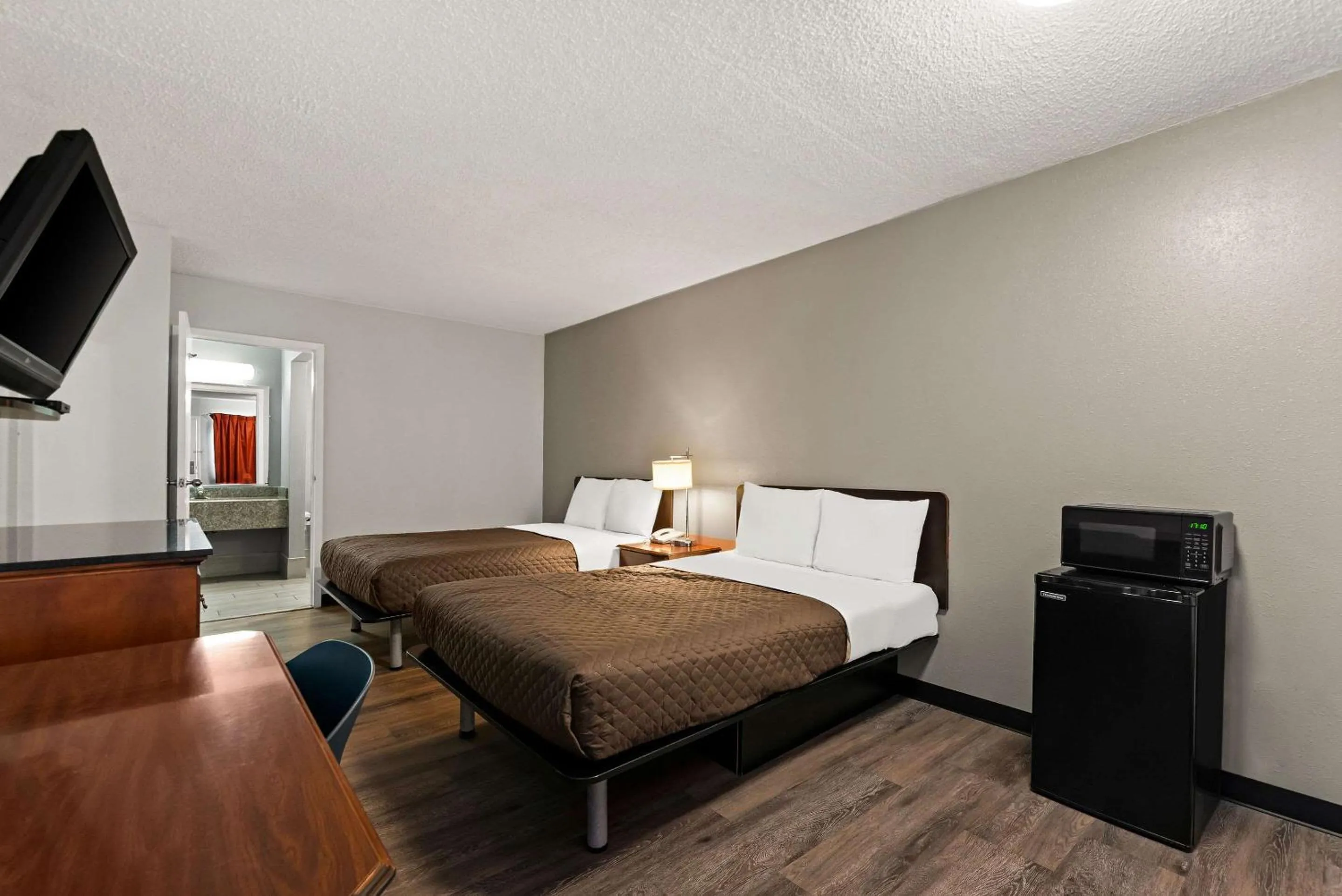 Bedroom, Bed in Rodeway Inn Brooklawn