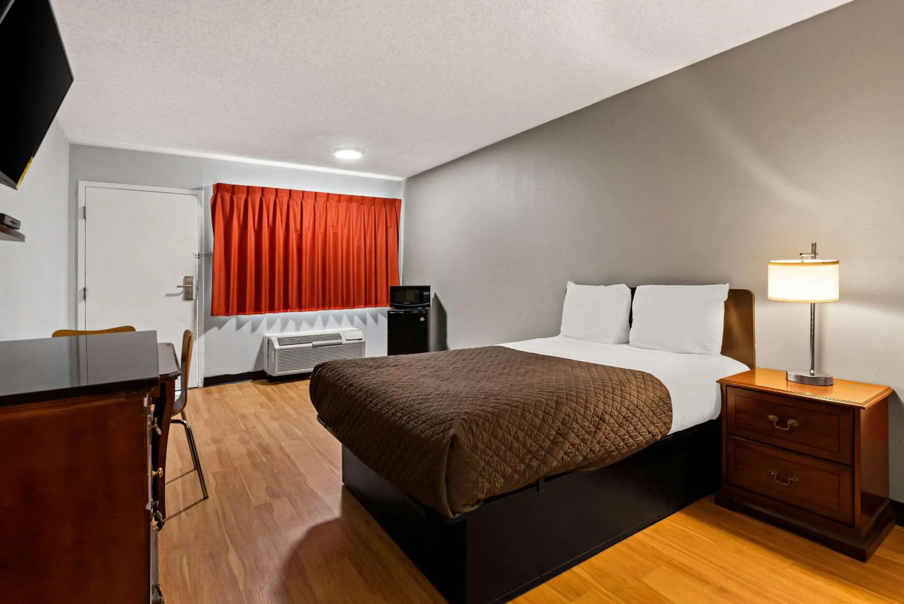 Bedroom, Bed in Rodeway Inn Brooklawn
