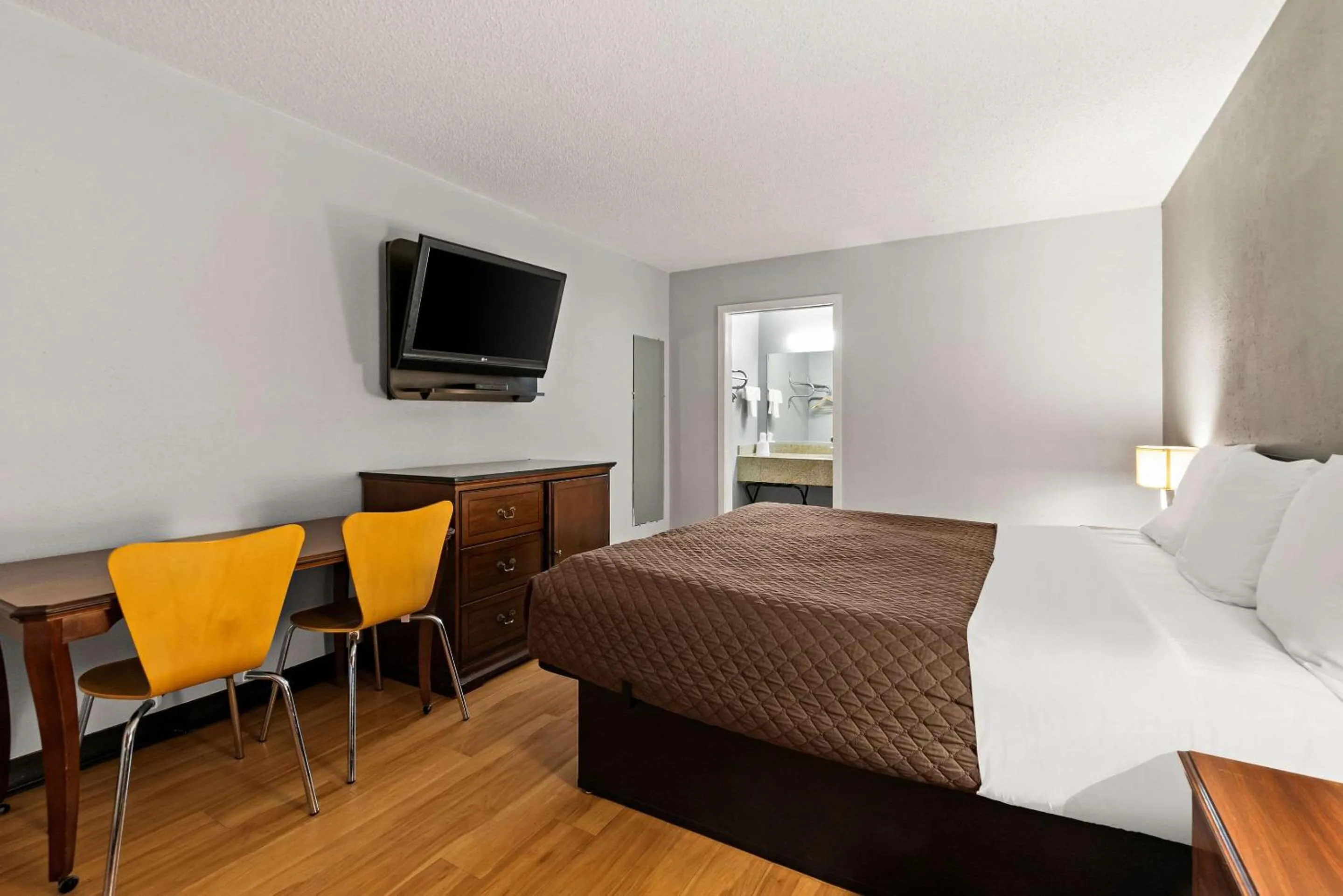 Bedroom, Bed in Rodeway Inn Brooklawn