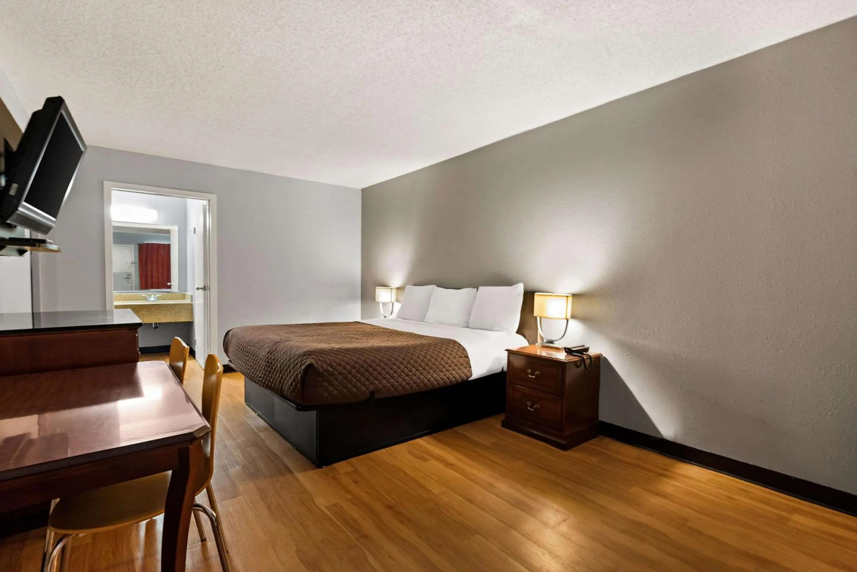 Bedroom, Bed in Rodeway Inn Brooklawn
