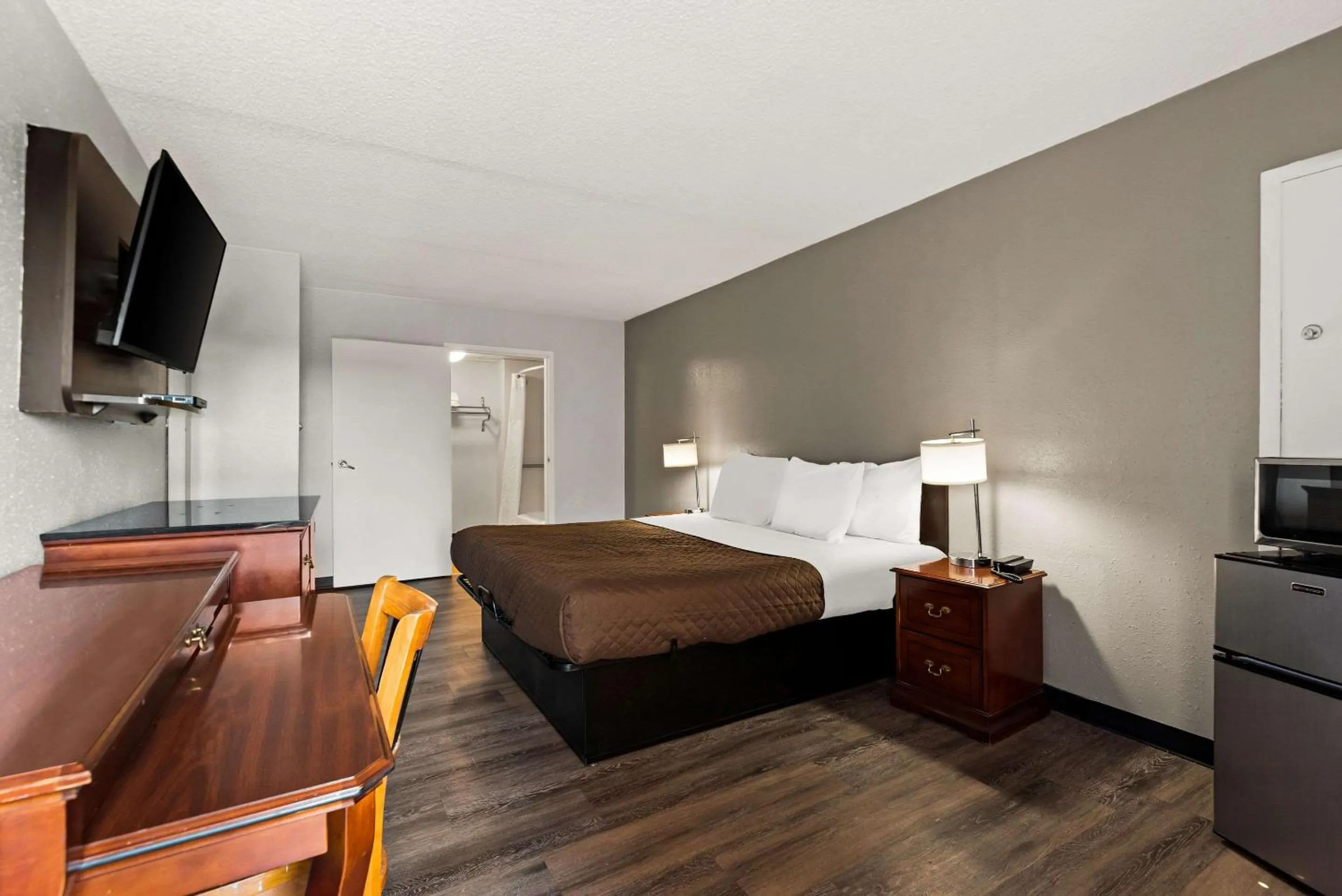 Bedroom, Bed in Rodeway Inn Brooklawn