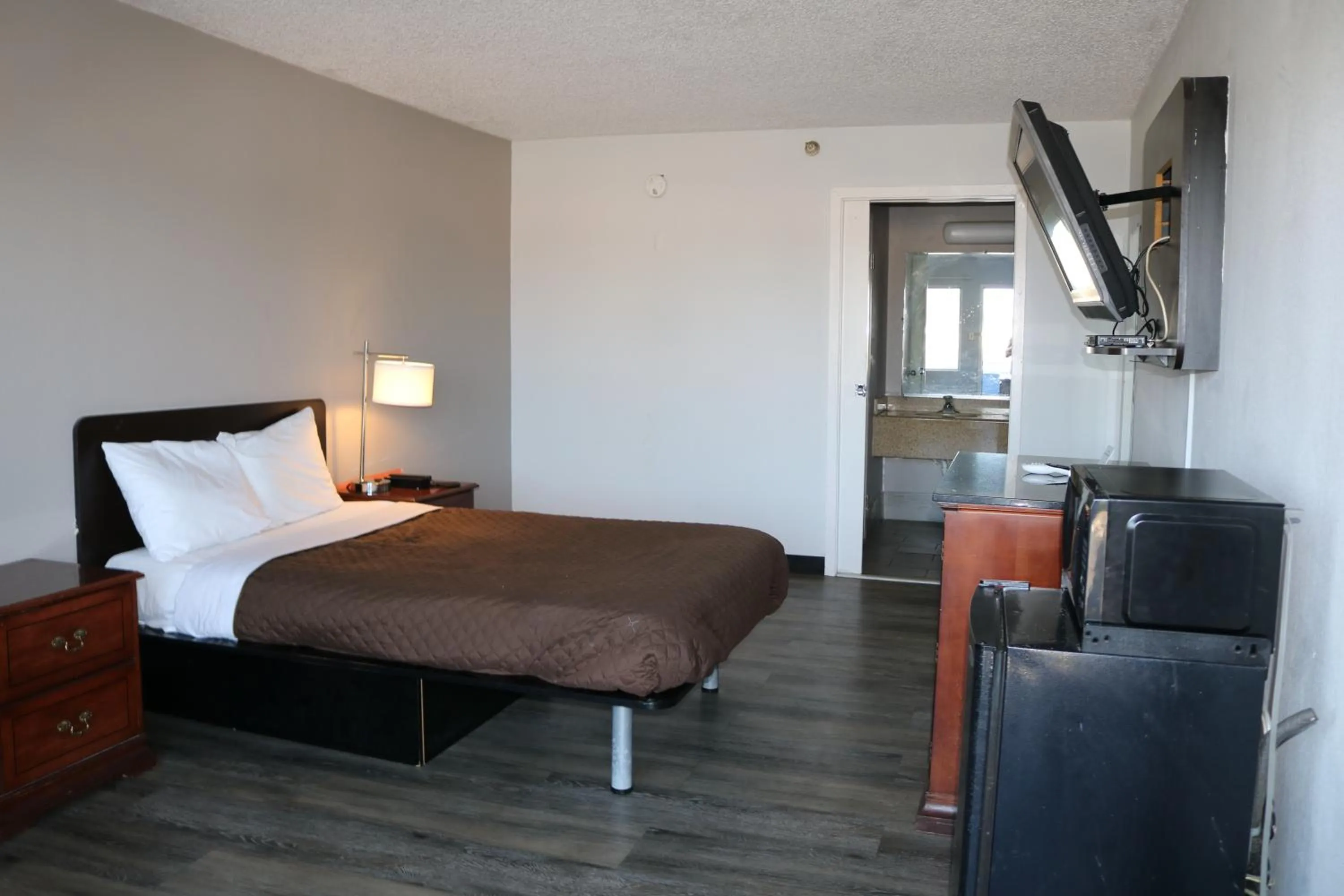 Bedroom, Bed in Rodeway Inn Brooklawn