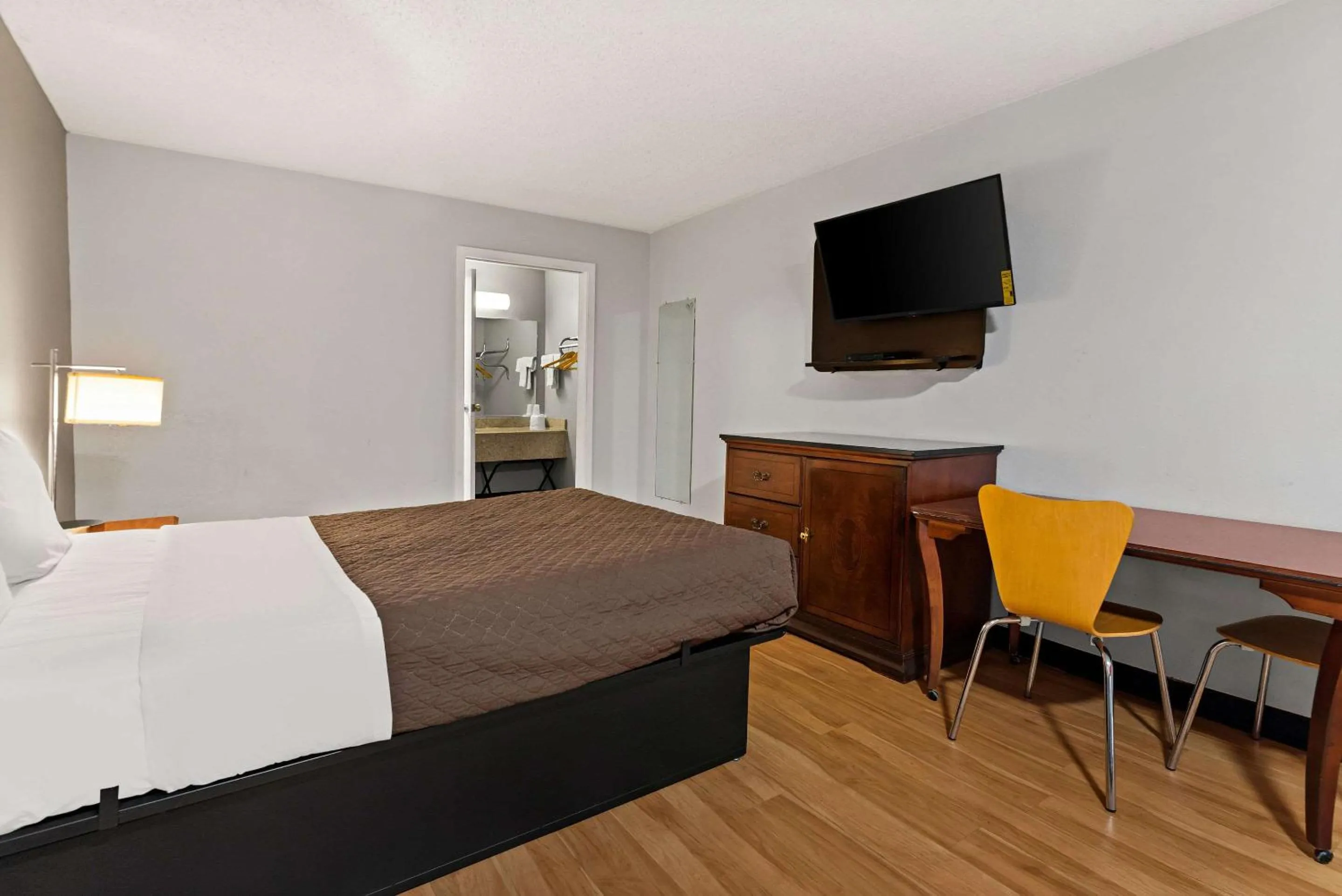 Bedroom, Bed in Rodeway Inn Brooklawn