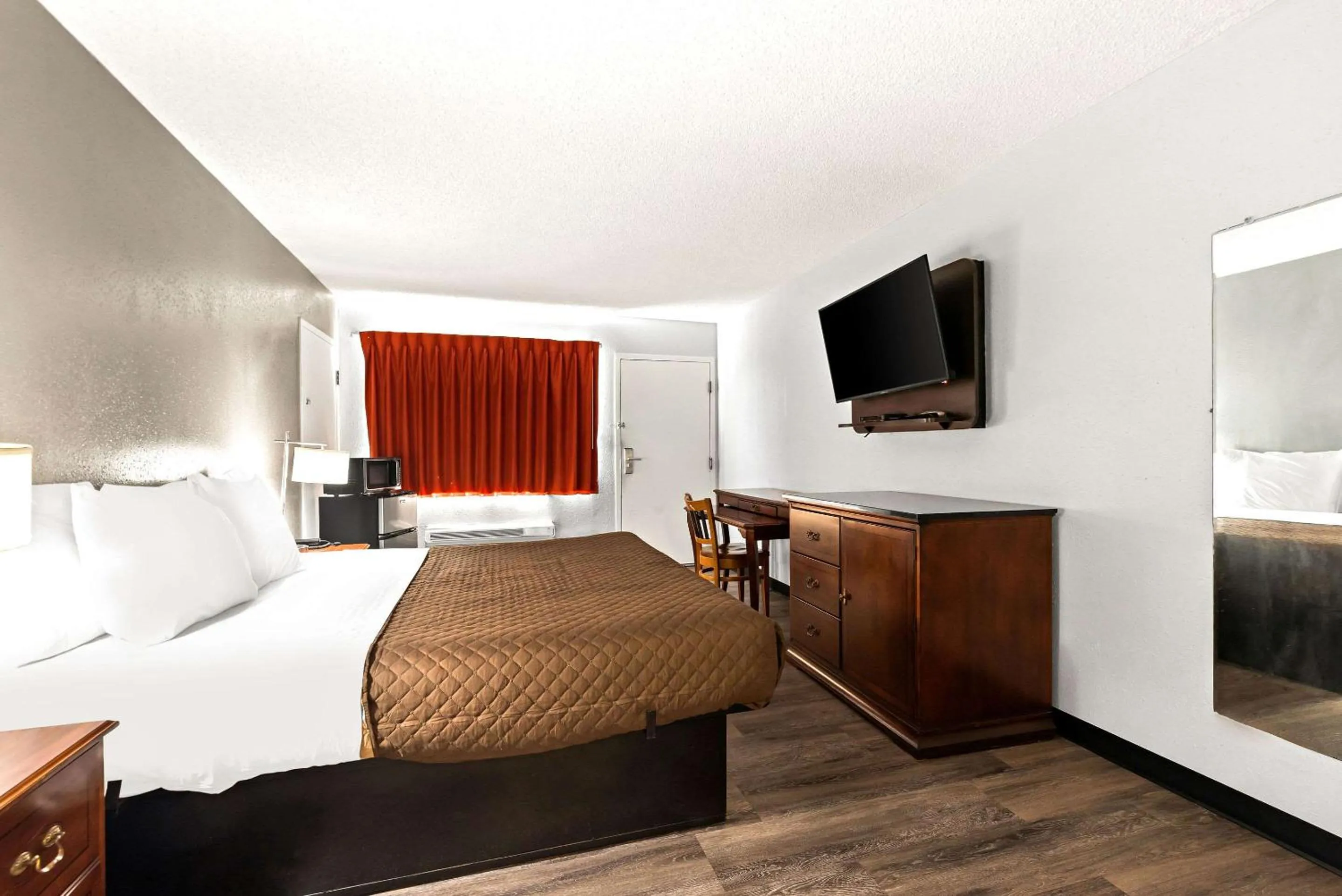 Bedroom, Bed in Rodeway Inn Brooklawn