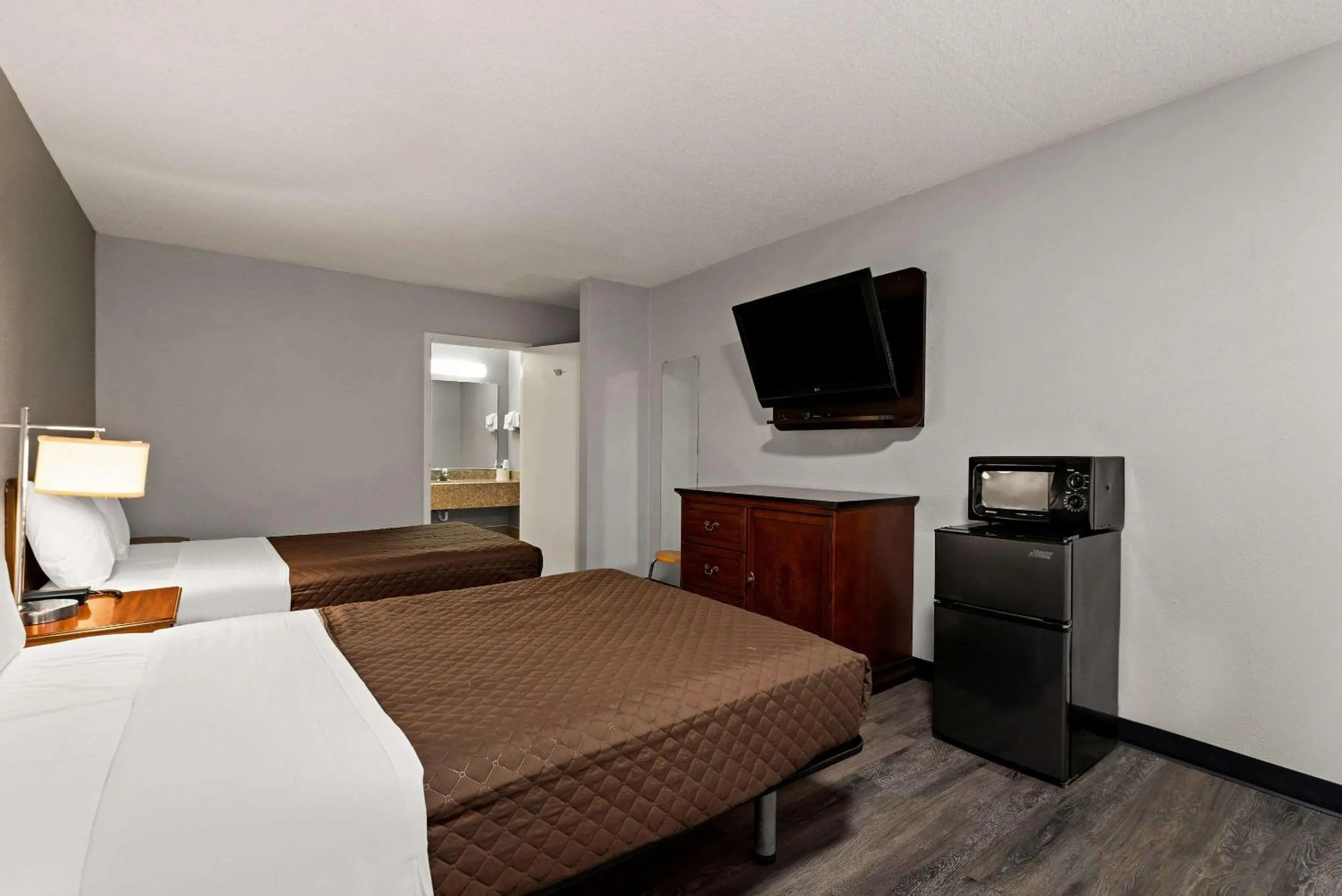 Bedroom, Bed in Rodeway Inn Brooklawn