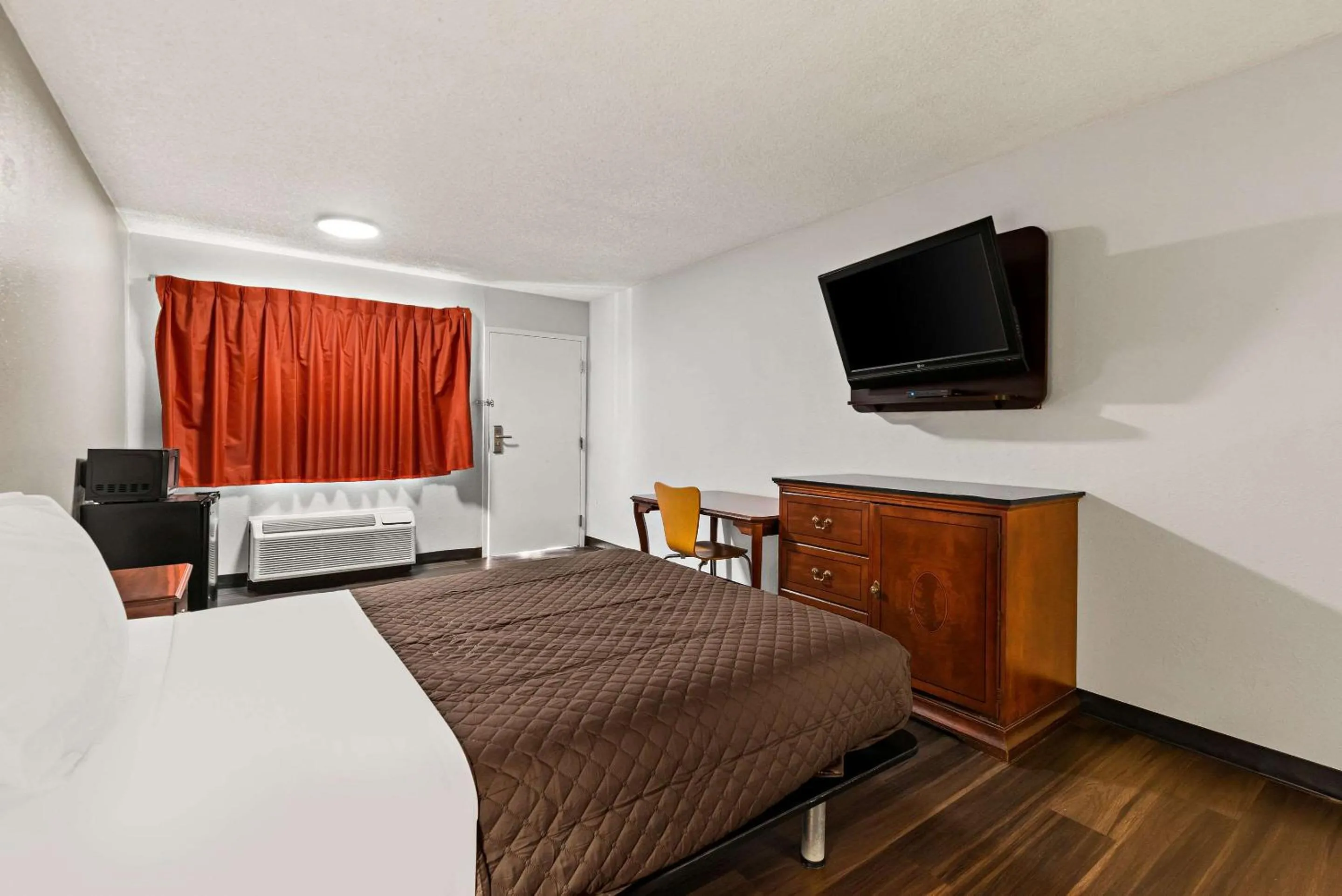 Bedroom, Bed in Rodeway Inn Brooklawn