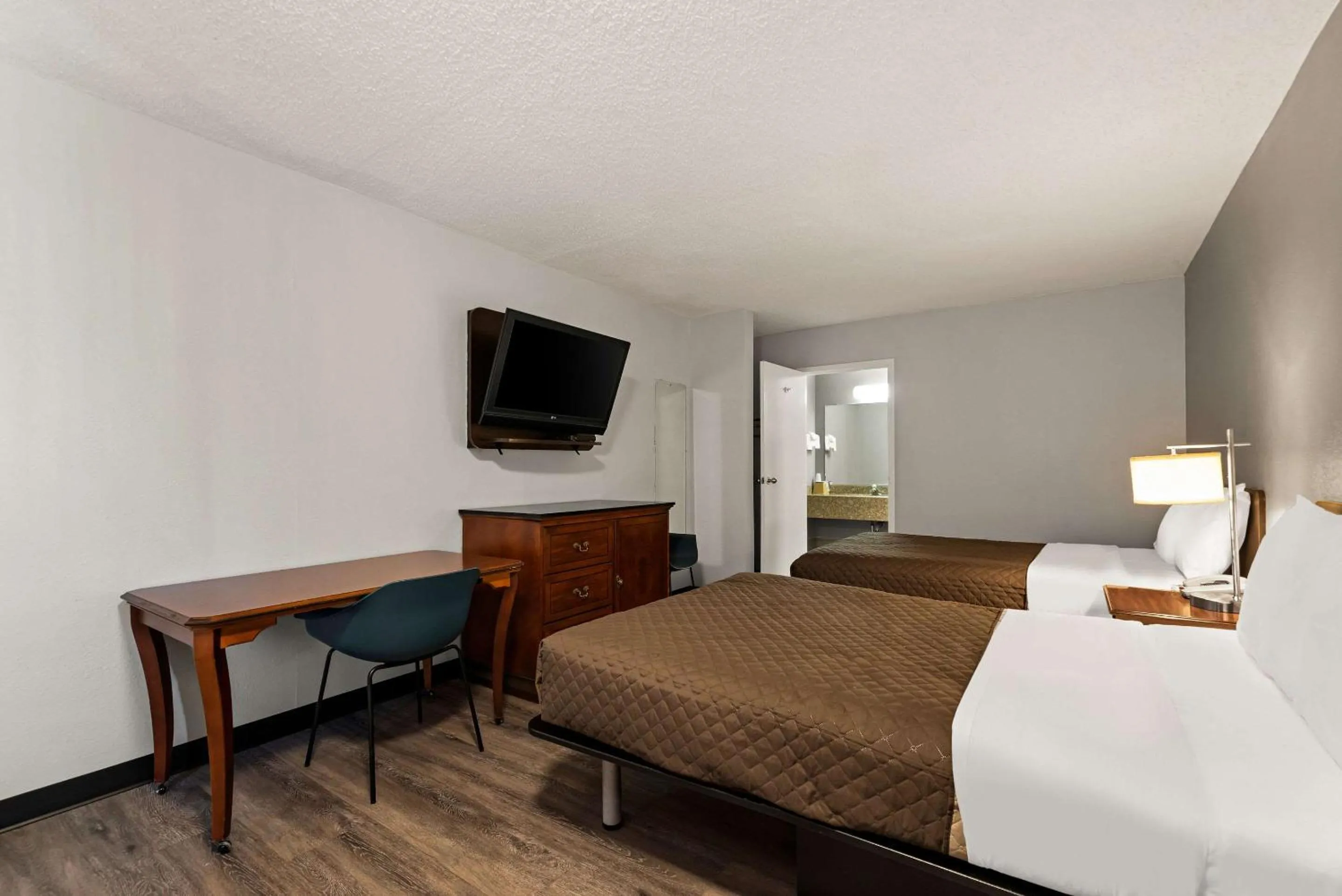 Bedroom, Bed in Rodeway Inn Brooklawn