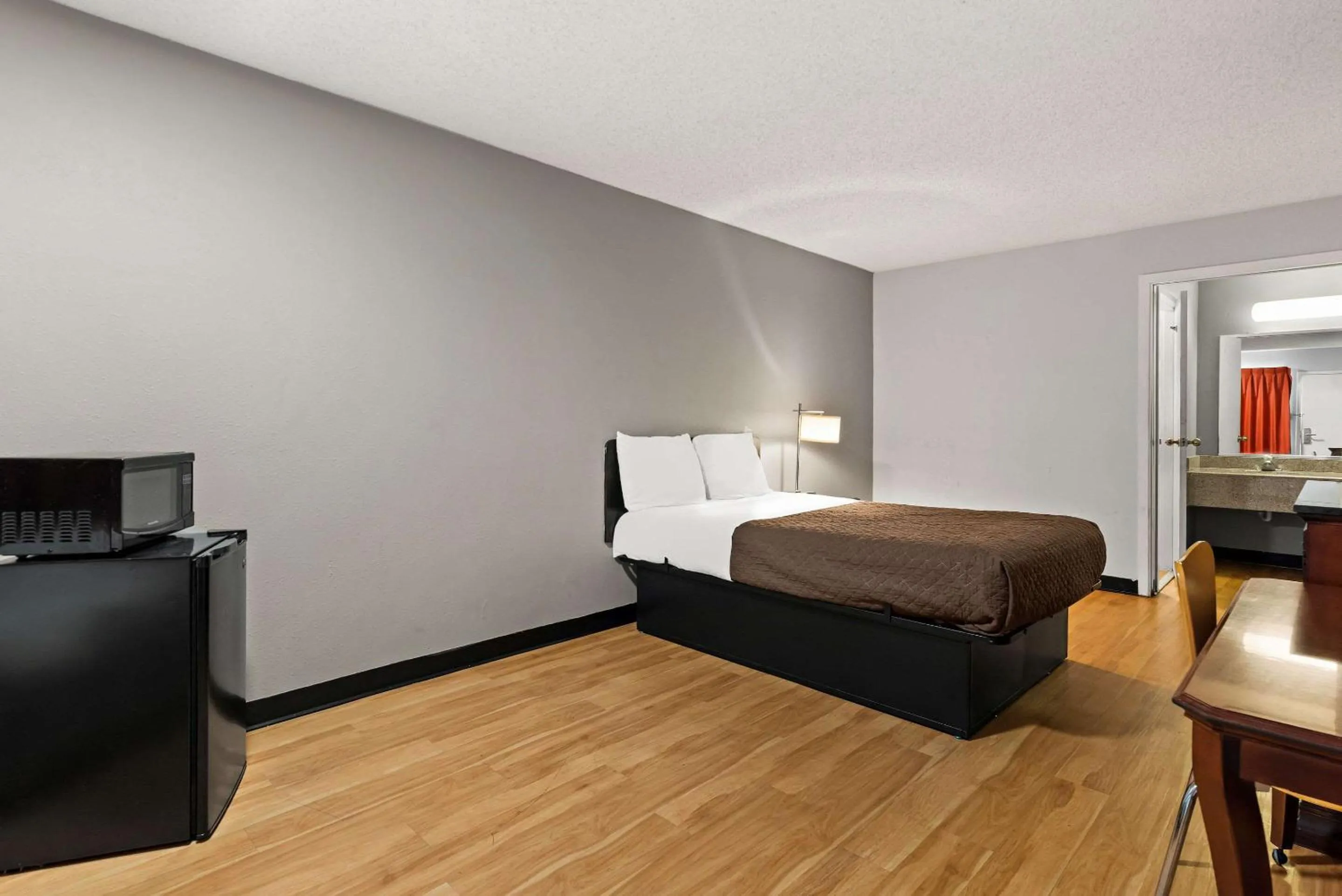 Bedroom, Bed in Rodeway Inn Brooklawn