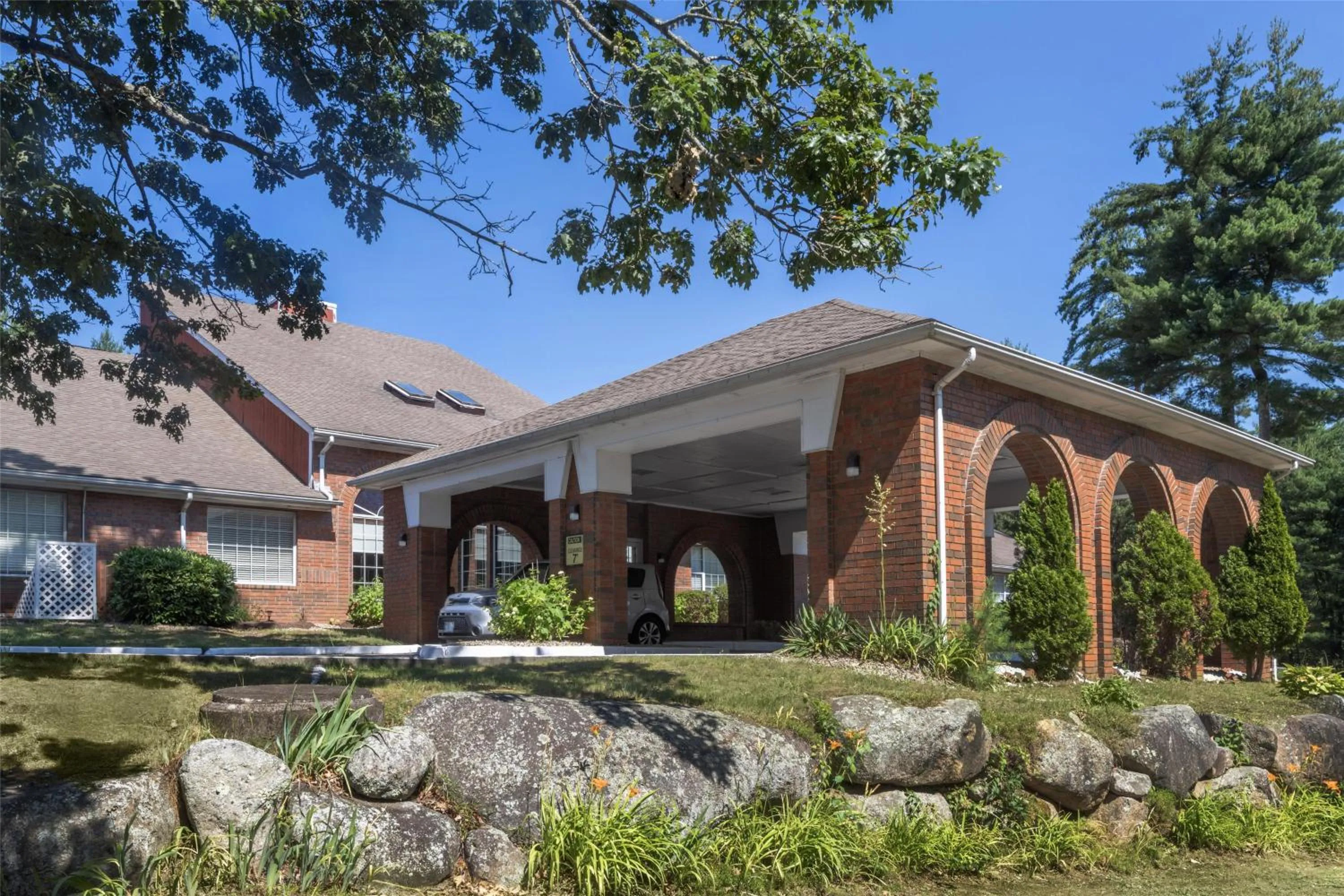 Property building in Best Western West Greenwich Inn