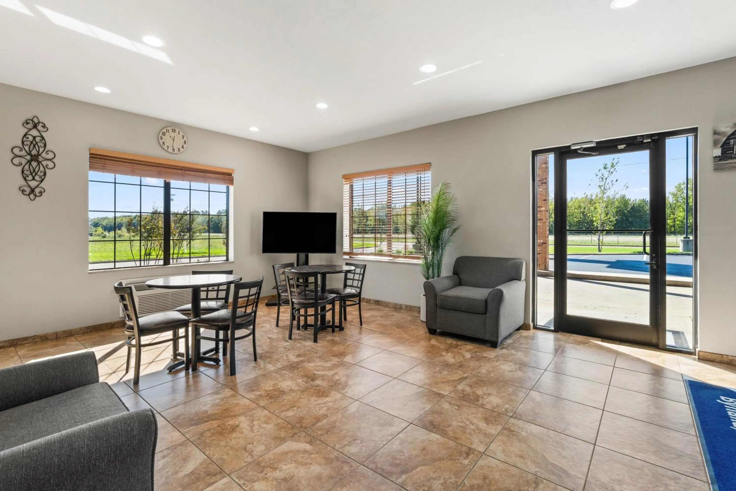 Communal lounge/ TV room in Americas Best Value Inn Byhalia