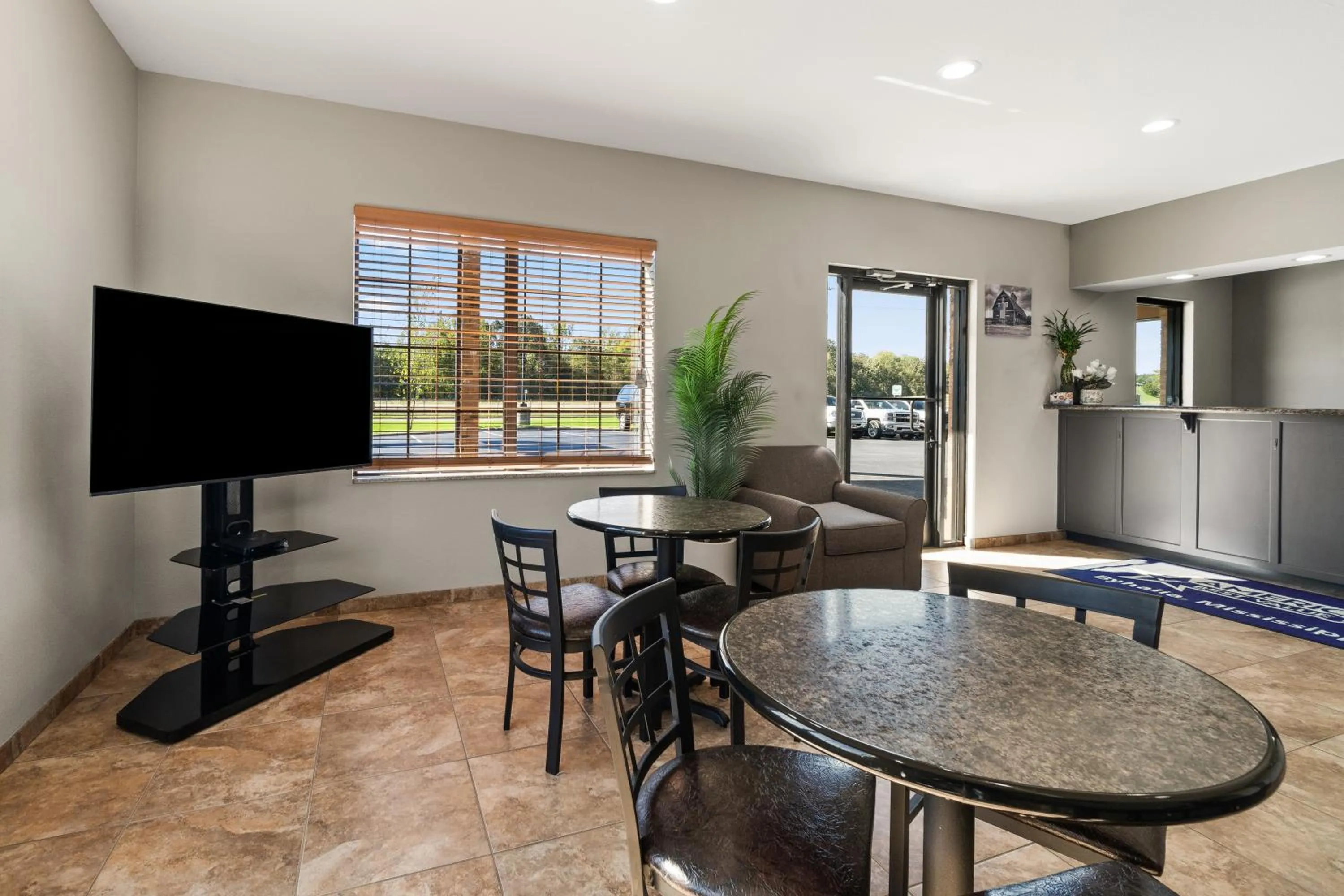 TV and multimedia in Americas Best Value Inn Byhalia