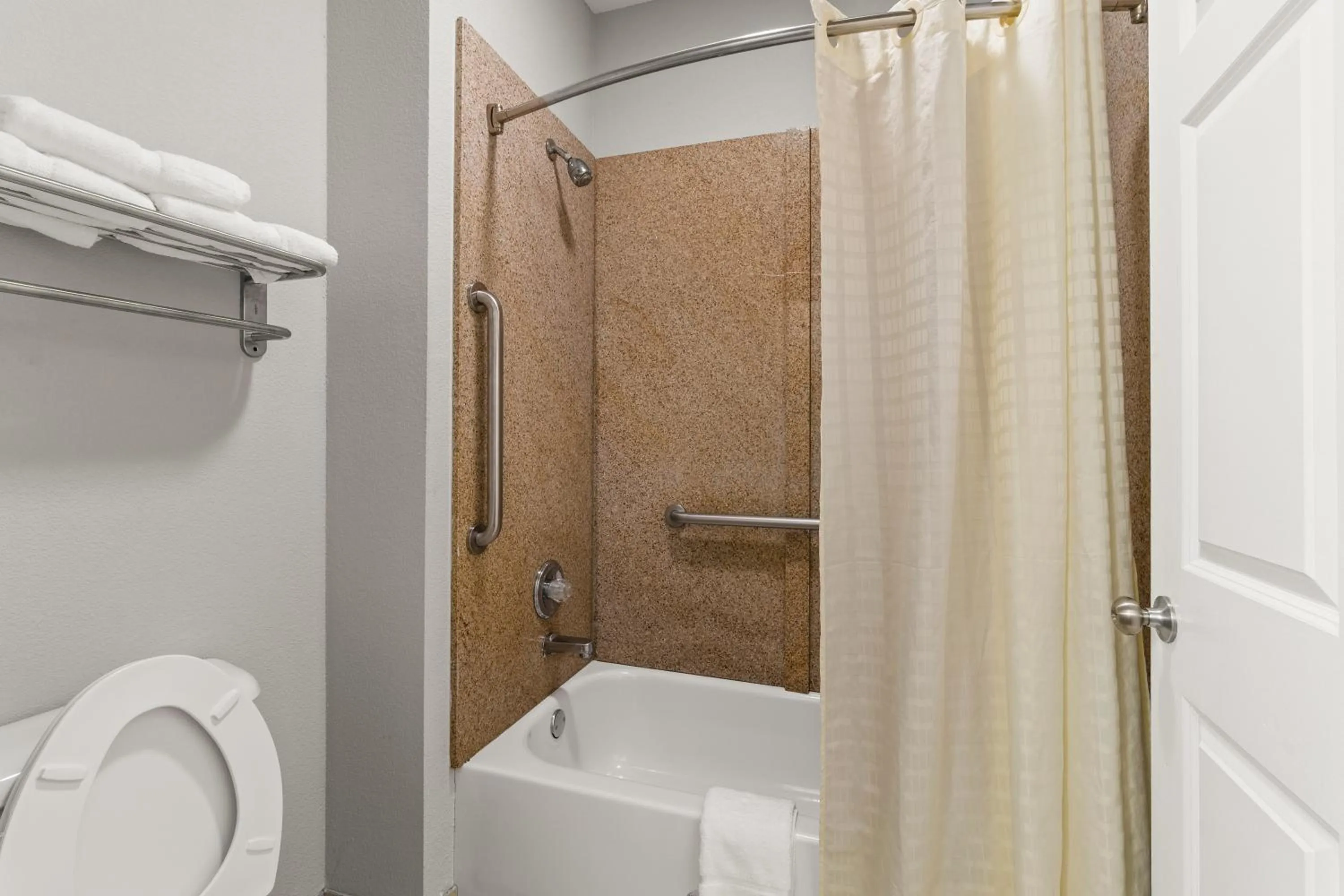 Toilet in Americas Best Value Inn Byhalia