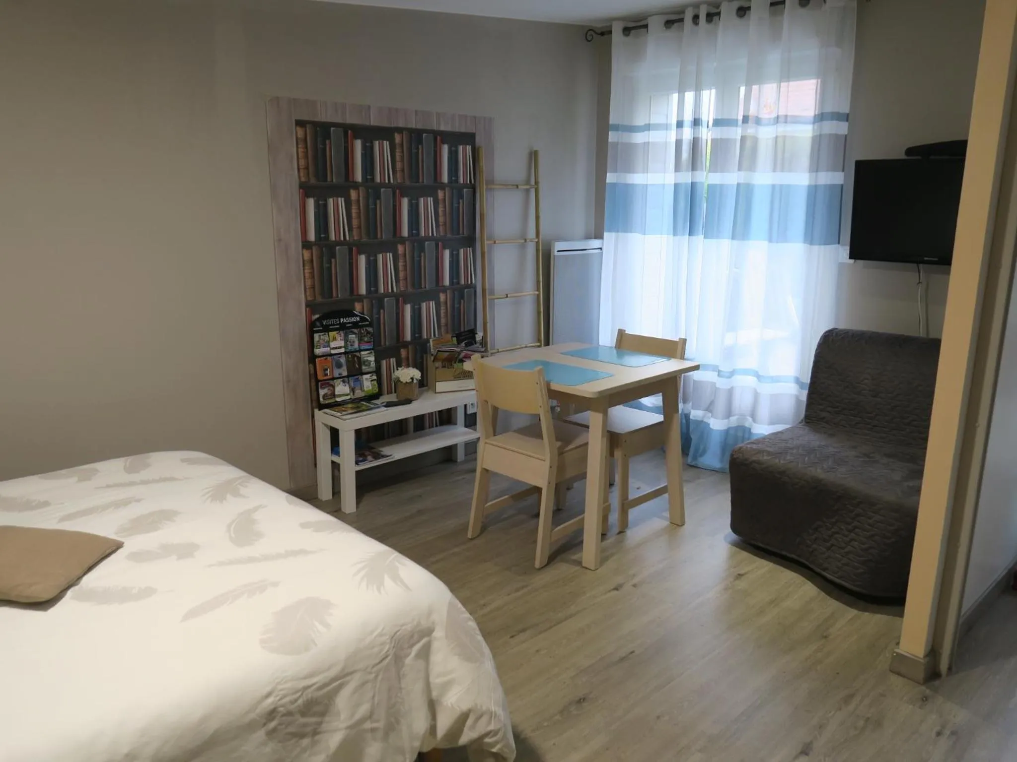 Dining area, Bed in Les Collinades de Chalons