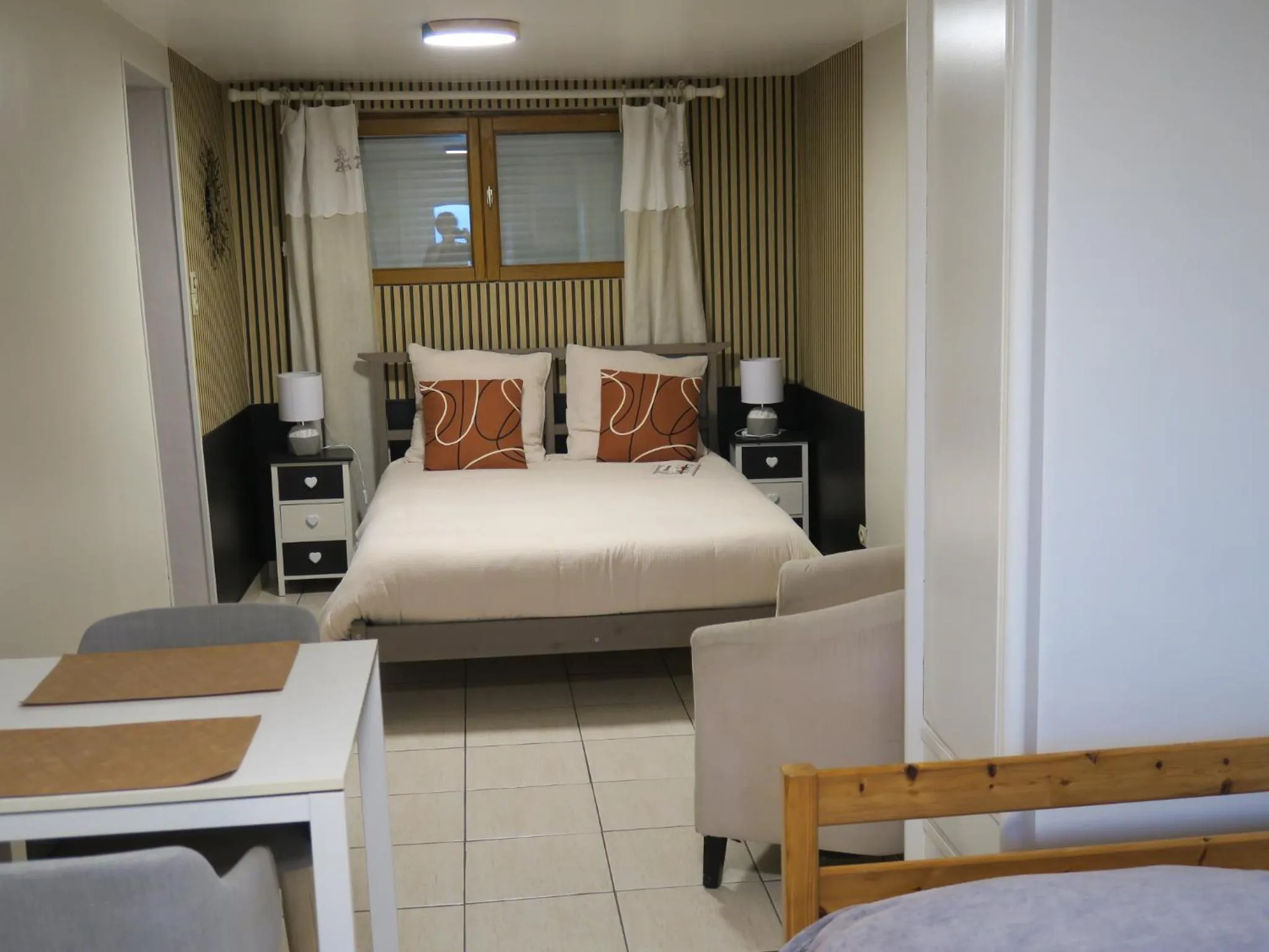 Photo of the whole room, Bed in Les Collinades de Chalons