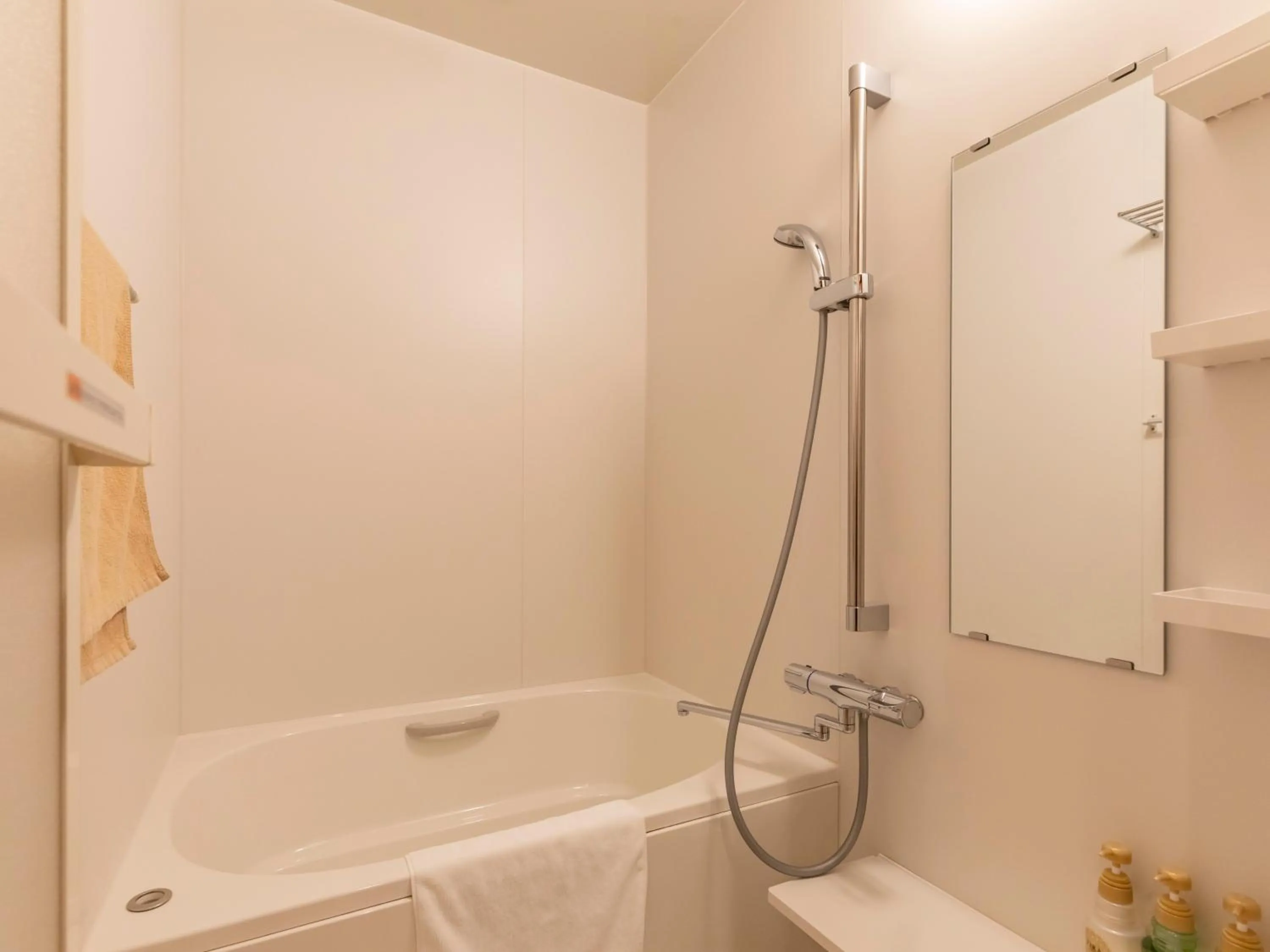 Shower in Tennenonsen Harunonoyu