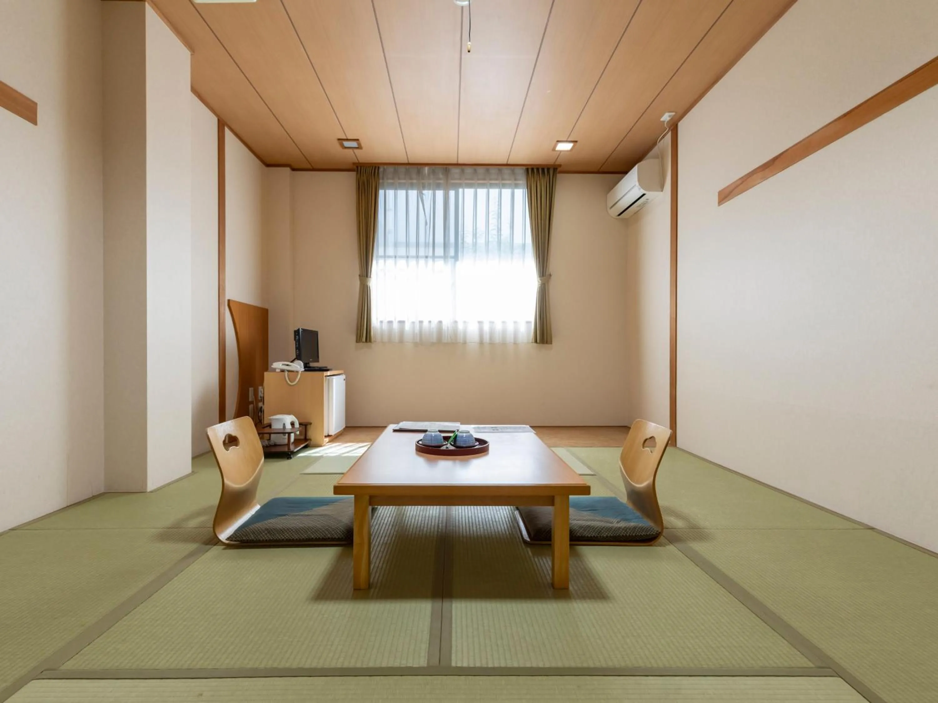 Photo of the whole room in Tennenonsen Harunonoyu